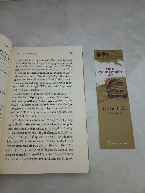 Hình thức sách từ bìa đến chất lượng giấy, in ấn đều rất tốt, mình còn được tặng 1 cái bookmark kèm theo sách nữa, nội dung sách thì mình chưa đọc. Tiki giao hàng nhanh, sách lần này của mình còn nguyên vẹn, không bị móp méo.