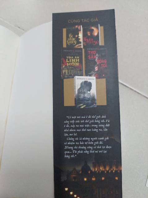 Bên cạnh những yếu tố về cách kể chuyện, xây dựng nhân vật, kịch bản dồn dập phi tuyến như một đặc sản ở tác phẩm  trước, điều hấp dẫn hơn ở Tòa án linh hồn là Donato Carrisi khéo léo dẫn dụ người đọc vào những bí ẩn mang tính tôn giáo, hay khoa tâm lý học hành vi. Câu chuyện cũng hàm chứa những ẩn dụ về đạo đức qua khái niệm CÁI ÁC.
Môt tác phẩm xuất sắc trên nhiều khía cạnh.