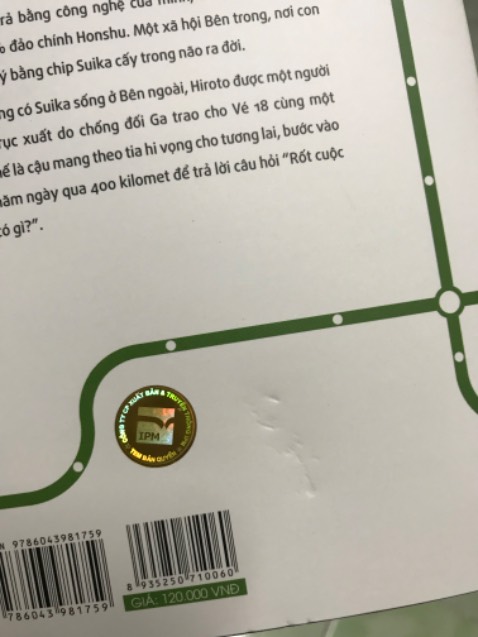 Mình đặt nhiều cuốn có một cuốn có móc khoá kèm nhưng đóng gói lại để cuốn đó ở giữa nên cấn luôn cuốn này bìa bị hằn dấu mất rồi 😢