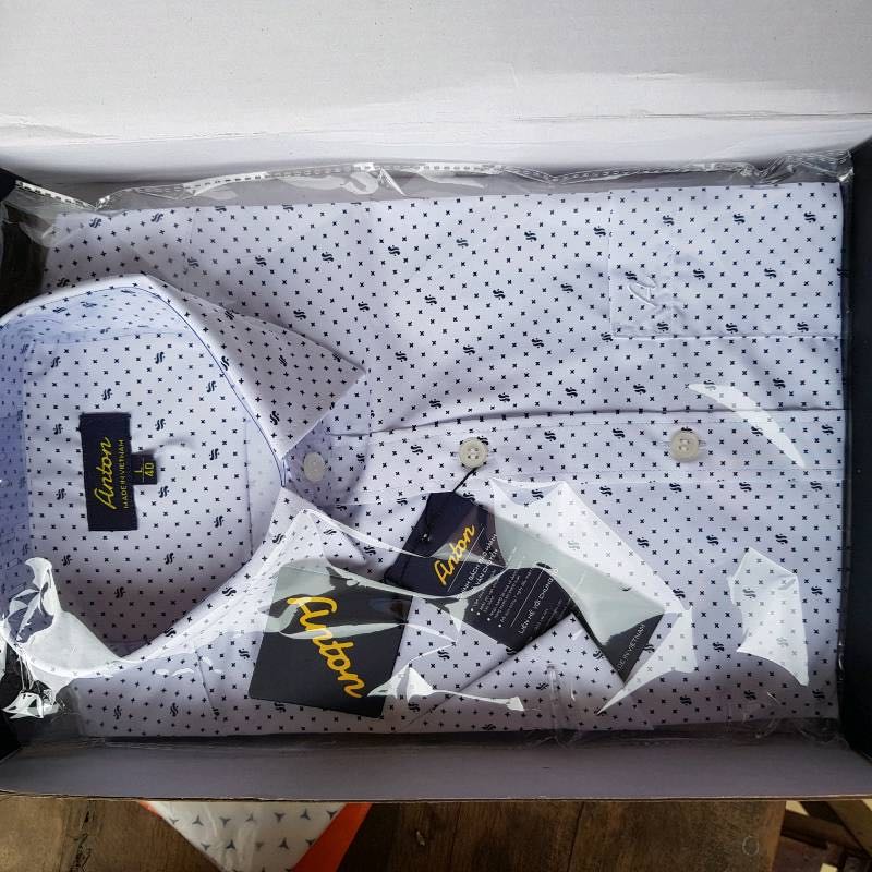 Đã mặc thử áo và rất vừa vặn. Chất vải đẹp, mềm, hàng nhận được giống trên ảnh. nhận được hàng khá nhanh. Shop tư vấn rất nhiệt tình. Ủng hộ shop 5 sao.  Sẽ tiếp tục ủng hộ shop trong thời gian tới