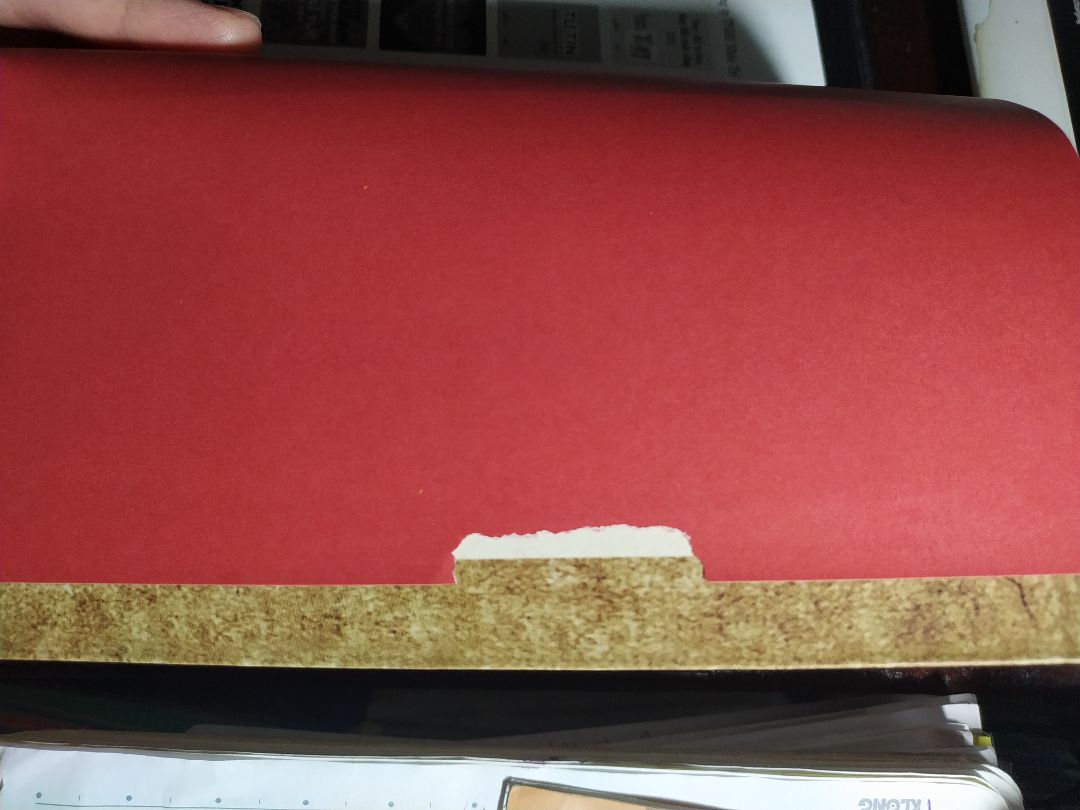 Sách bị rách bìa sau.
Giữa 2021 rất thất vọng khi mua sách của Tiki, toàn bị lỗi, bị bẩn, cũ, ố vàng.
Thùng gửi hàng cũng rách ngược rách xuôi.