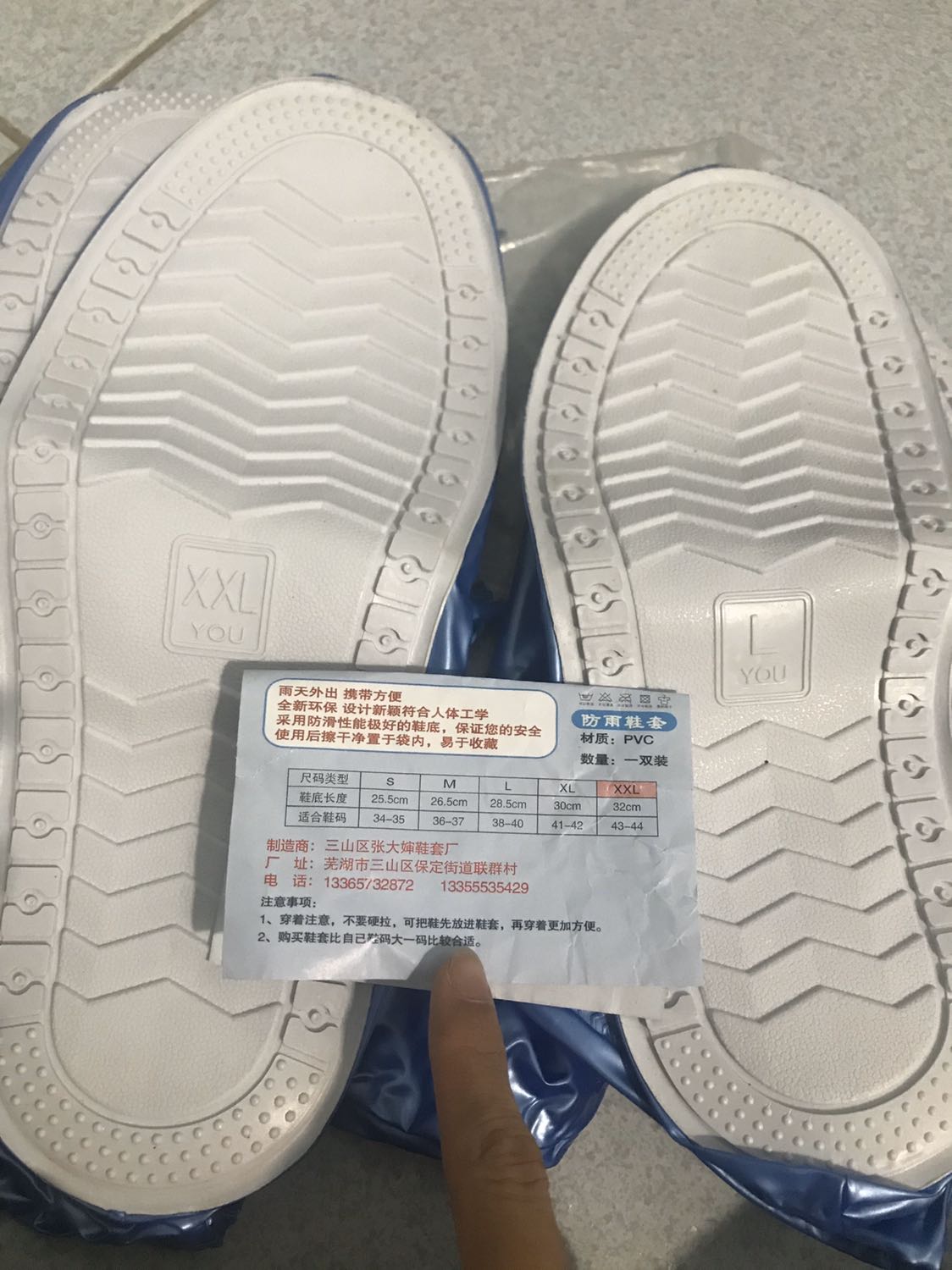 Mình rất bất ngờ khi nhận được hàng luôn nha vì đã chuẩn bị trước tinh thần là sẽ nhận được 2 đôi size M như nhìu cmt trước nhưng không, mình nhận được 1 đôi size L và 1 đôi XXL. Giày mình mang size 37 nhưng khi dụng ủng size L vẫn thấy rộng. Còn đôi ủng kia size XXL là size lớn nhất trong bộ size nên mình nghĩ sẽ vừa giày các bạn nam. Mình sẽ lấy đôi này cho bạn trai mình mang vừa hay không rồi mình sẽ phản hồi sau. 
Lần này nhận hàng mình rất hài lòng nên mình đặt tiếp 1 đợt nữa cho em gái mình. Cám ơn shop đã bán hàng uy tín cũng như Tiki luôn làm mình yên tâm khi mua hàng online.