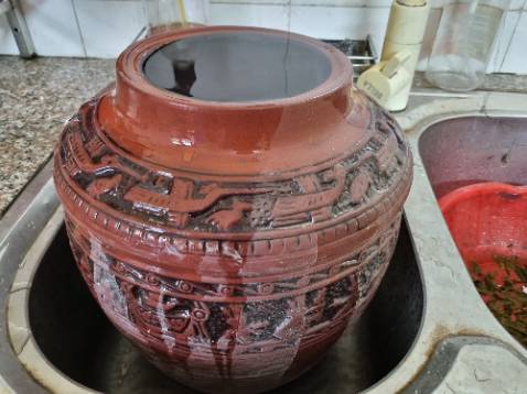 Chất lượng tốt và đẹp.  Chỉ  lỗi  là  vỡ  mất  cái  nắp  trên do  chèn  không  kỹ lúc vận chuyển