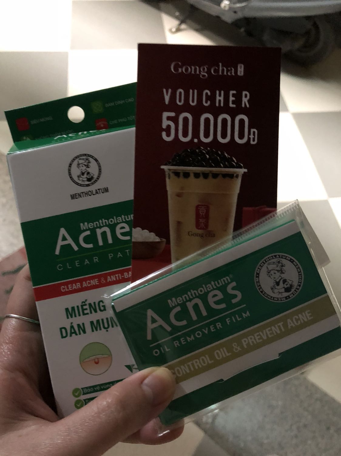 Lần đầu ấn mãi phải ấn liên tục 5’ mới thấy ra kem ấy :(( ko hiểu sao loại này đắt thế nhỉ mình bôi thấy khô môi ko có tác dụng lắm @@ Lần đầu ấn mãi phải ấn liên tục 5’ mới thấy ra kem ấy :(( ko hiểu sao loại này đắt thế nhỉ mình bôi thấy khô môi ko có tác dụng lắm @@