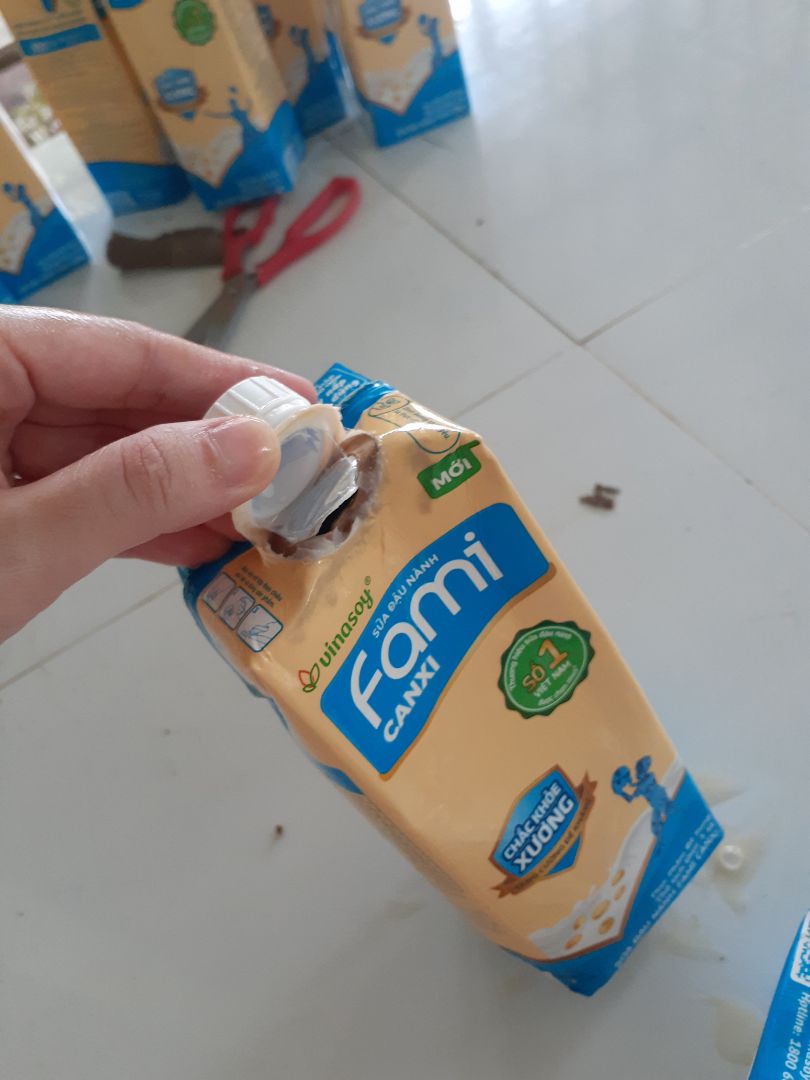 tôi mua lần trước sản phẩm thiếu, còn hư hỏng, hộp nát hết, lần này là đổi sản phẩm cũng y như vậy! thương bạn giao hàng phải tới lui đổi trả mãi, đổi trả đủ thứ thủ tục phiền phức nên tôi nhận luôn, và lần này rút kinh nghiệm quay video từ đầu cho tiki xem mà xem lại cách làm việc của tiki, cùng với đơn vị vận chuyển, quá mệt mỏi k lẽ có 150k  mà đổi tới đổi lui hoài. tởn tới già k bao giờ dám mua sữa của tiki nữa