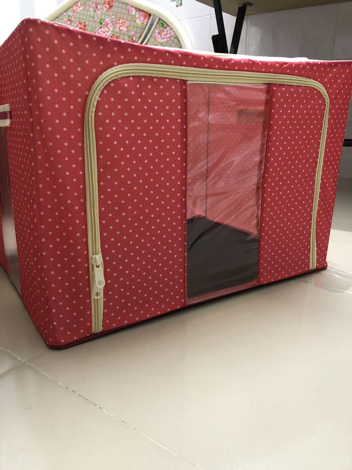 Mình chọn màu sáng nhưng shop giao tận 3 màu đỏ đậm nên mình không ưng lắm. Tuy nhiên chất lượng túi khá tốt. Dây kéo và khung sắt ổn nè. Mình chọn màu sáng nhưng shop giao tận 3 màu đỏ đậm nên mình không ưng lắm. Tuy nhiên chất lượng túi khá tốt. Dây kéo và khung sắt ổn nè.