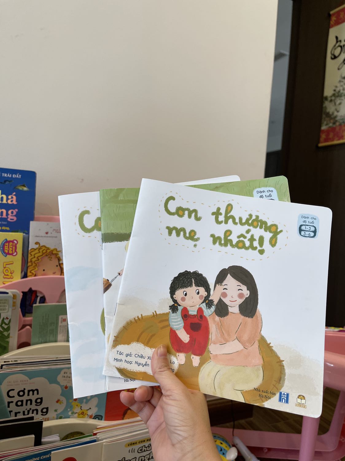 Giá sách của con gái hơn 2 tuổi của mình khá nhiều và đủ các thể loại nên tìm trên tiki một bộ nào vừa mới vừa hay khá khó. Bộ Gia đình bé bỏng này đặt về bé rất thích và đã thuộc mấy đoạn thơ rồi. Bố mẹ và bà nội thì rất ưng vì nội dung rất "nịnh", rất tình cảm và ngọt ngào. Minh hoạ rất dễ thương, màu sắc tươi sáng, xinh xắn. Lại được tặng cả sticker đáng yêu, con mình về dán đầy trên bàn làm việc, thích thú vô cùng