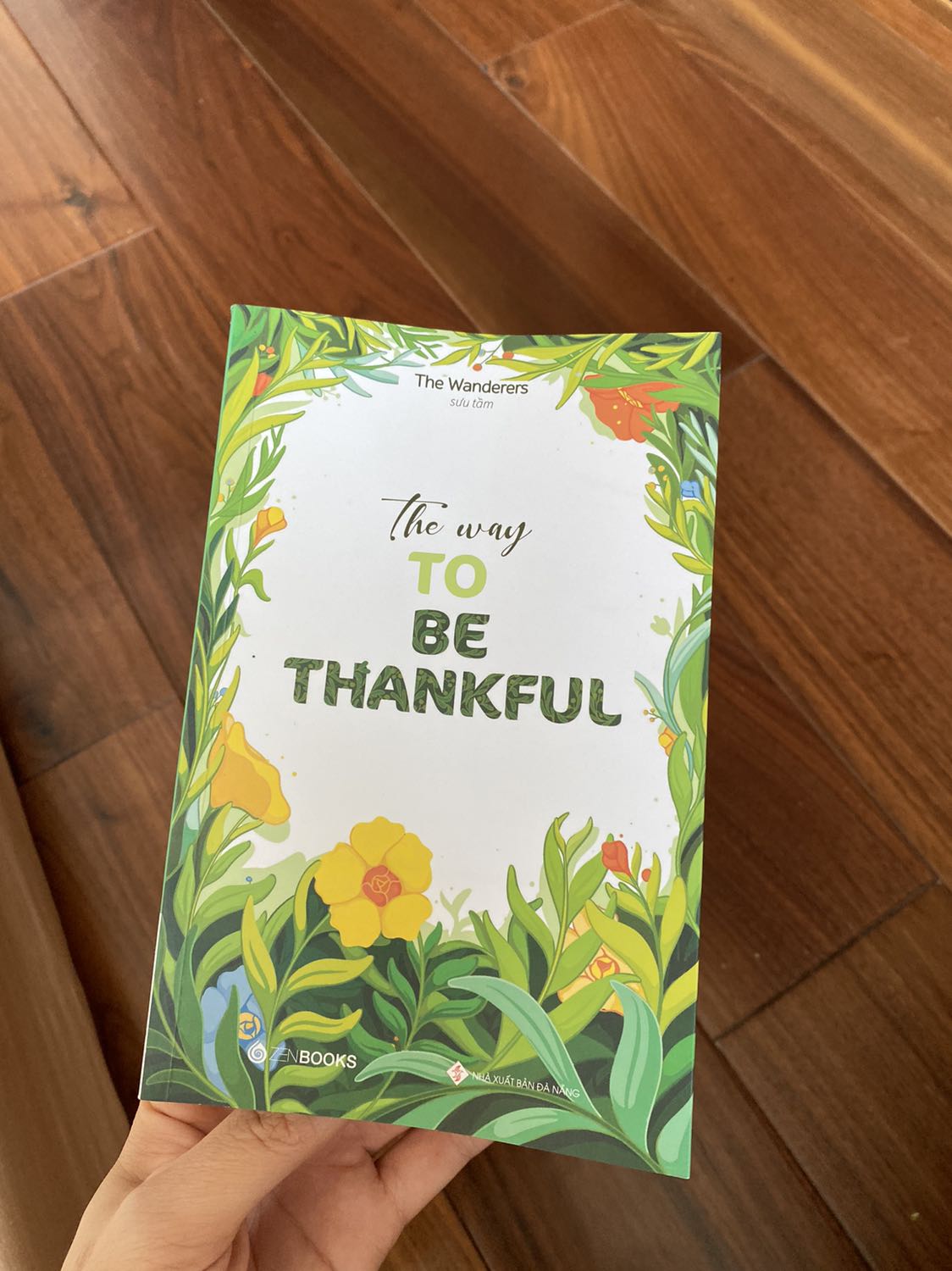 FONT CHỮ KHÓ ĐỌC, NỘI DUNG HÀN LÂM

Nội dung: sách đa phần về Phật, nội dung hàn lâm, nên phần từ vựng khó hiểu, không có tính ứng dụng cao. 
Hình thức: phần tiếng anh font chữ dễ xem, phần tiếng Việt cái font đọc nhìn đau mắt và rất khó chịu luôn. 
Điểm cộng duy nhất là in màu khá đẹp, nhưng hình trong các trang in hơi sến kiểu chim chóc tung bay loạn xạ. 
May là chỉ mua thử 1 cuốn xem như nào. Sẽ k mua những cuốn còn lại!