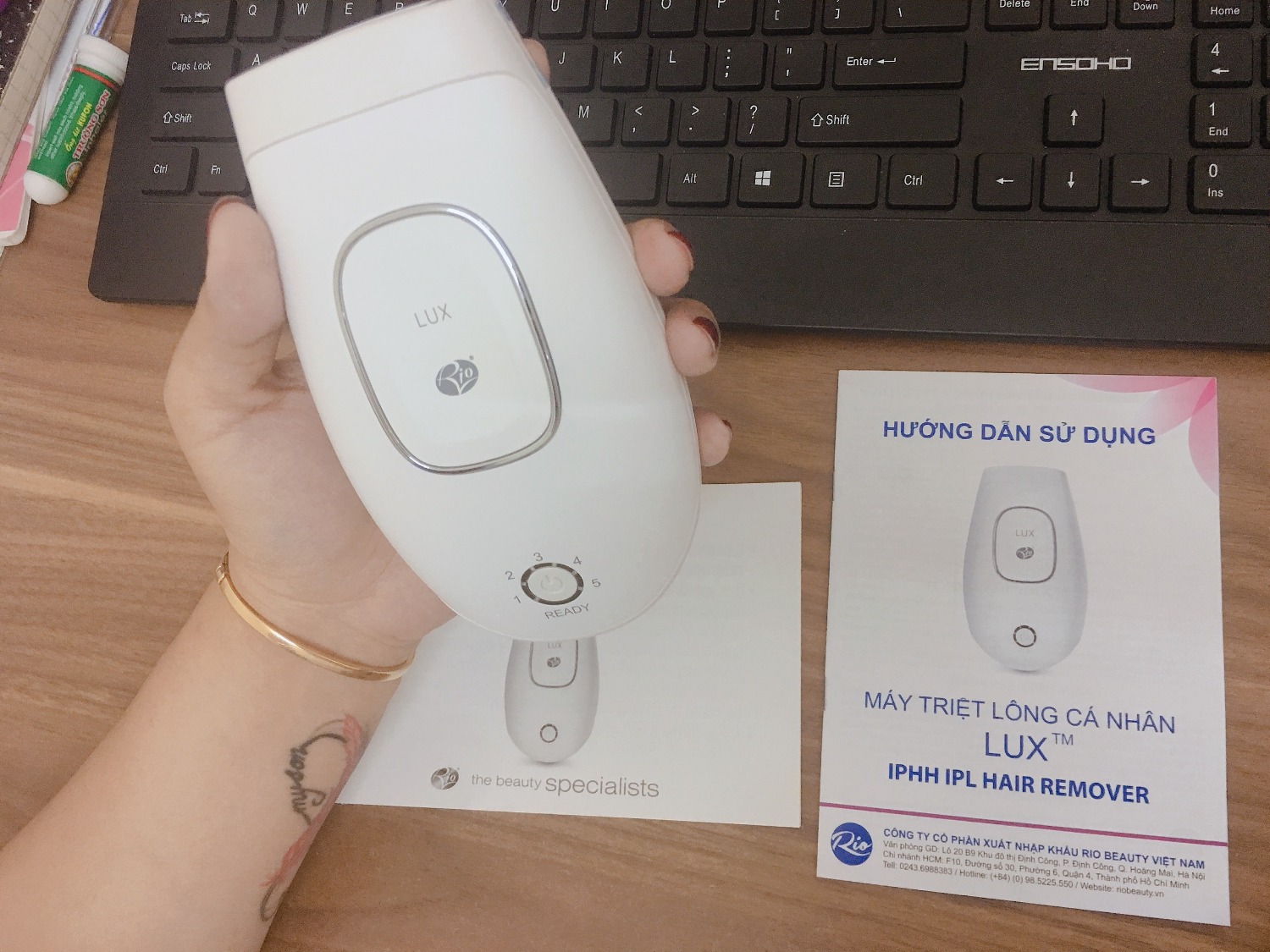 Mình cũng tìm hiểu sản phẩm trên mạng rồi và thấy nhiều review tích cực nên lên tiki tìm mua cho đảm bảo. Lúc đầu đọc 2 đánh giá dưới cũng hơi hoang mang nhưng cứ liều thử xem sao.
Đầu tiên là về hiệu quả thì đúng là rất okie
Máy hoạt động tốt, mình hơi dại khi thử ở mức 5, xung ánh sáng khá mạnh\
Máy đẹp, thon gọn HDSD đầy đủ(đóng quyển tiếng Anh + tiếng Việt)
Tem chống hàng giả, mã bảo hành đầy đủ, kích hoạt bảo hành qua tin nhắn rất tiện.