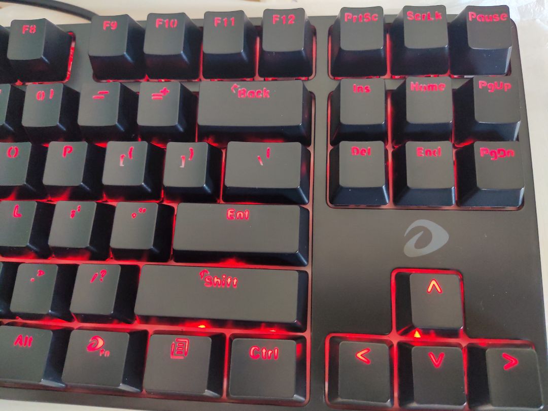 Đặt hàng chiều 25 đến trưa 29 nhận hàng. bàn phím giao không có dấu hiệu cấn móp, *** phím ok, các phím độ nẫy đều nhau và khá chắc chắn, ko có phím liệt hay ko nhạy. chi tiết hơn thì sử dụng thời gian mới biết. có điều đèn phím hơi mờ, không sáng hết ký hiệu trên phím dùng đem tôt nhưng ngày thì khó thấy.