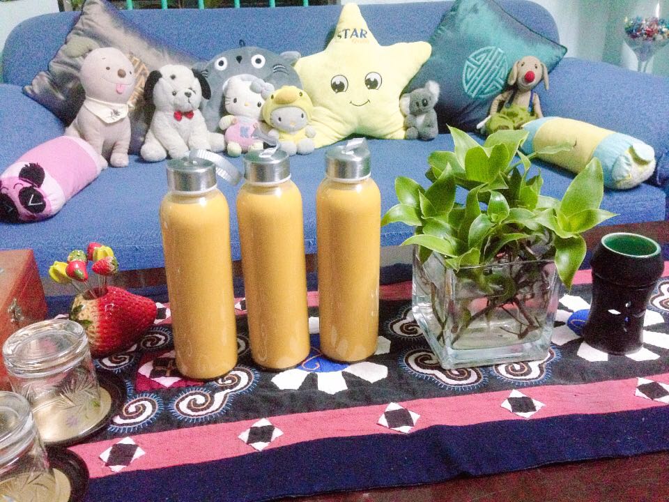 Mình mua dùng lâu rồi hôm nay mua thêm nữa để dùng nên mới viết nhận xét. Tiki đóng gói cẩn thận, Chất lượng thủy tinh đẹp, dây quai chắc chắn. Dùng rất thích và dễ vệ sinh cũng như đảm bảo an toàn thực phẩm lại tốt cho môi trường. Các bạn mua về nên rửa sạch cho vào nồi đôt nước lạnh ngập chai rồi đun sôi nước sau đó để nguội tự nhiên, làm vậy để khi chúng ta đựng đồ rất nóng cũng ko bị nứt bể chai. Và đừng để ngắn