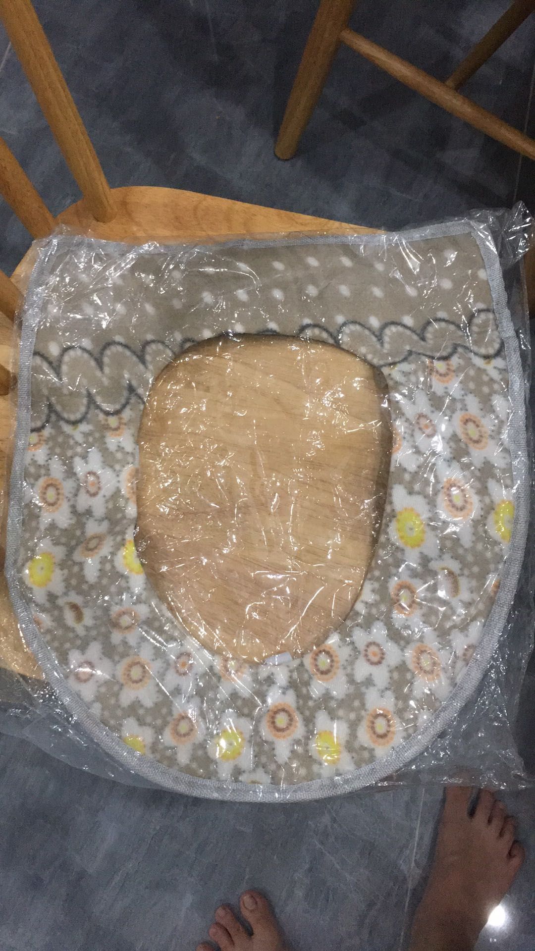 Miếng lót mềm mịn, lota bồn ngồi ấm, mùa dsoong k thể thiếu cái này thật. mình sẽ mua thêm