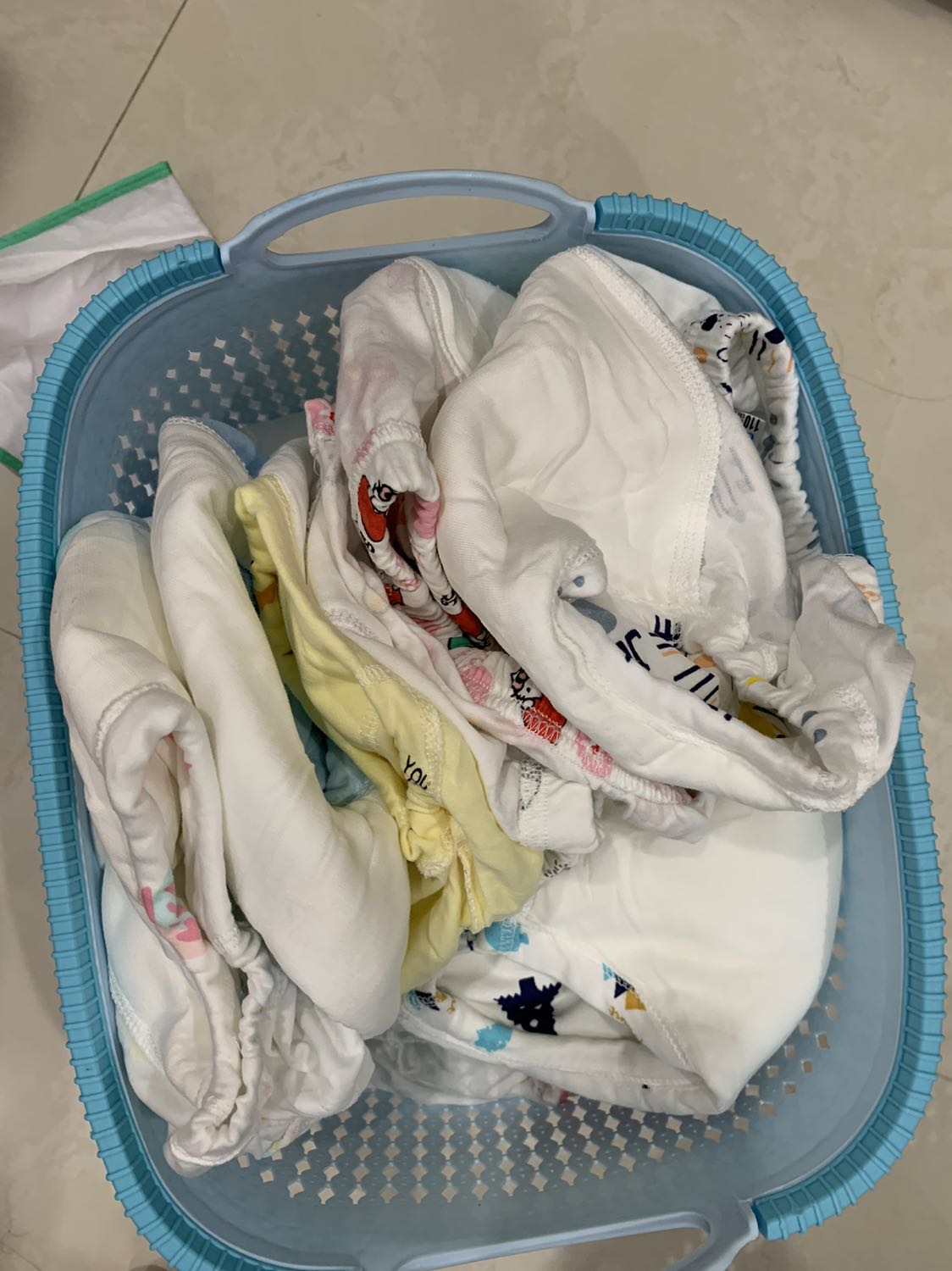 Hàng ok,đẹp,nhưng mà mình đặt mua lần 1 5 quần size 100 thì ok chuẩn; lần 2 đặt 10 quần size 110 nhưng shop lại bỏ nhầm hay sao đó kg rõ 1 quần size 90. Shop nên lưu ý nhầm lẫn này.