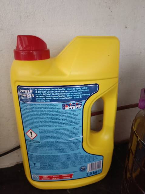 Bột giặt bị vón phải dùng thìa cào mới múc được, nắp không có tem niêm phong, chỉ có băng dính dán quanh, không rõ có phải hàng thật không