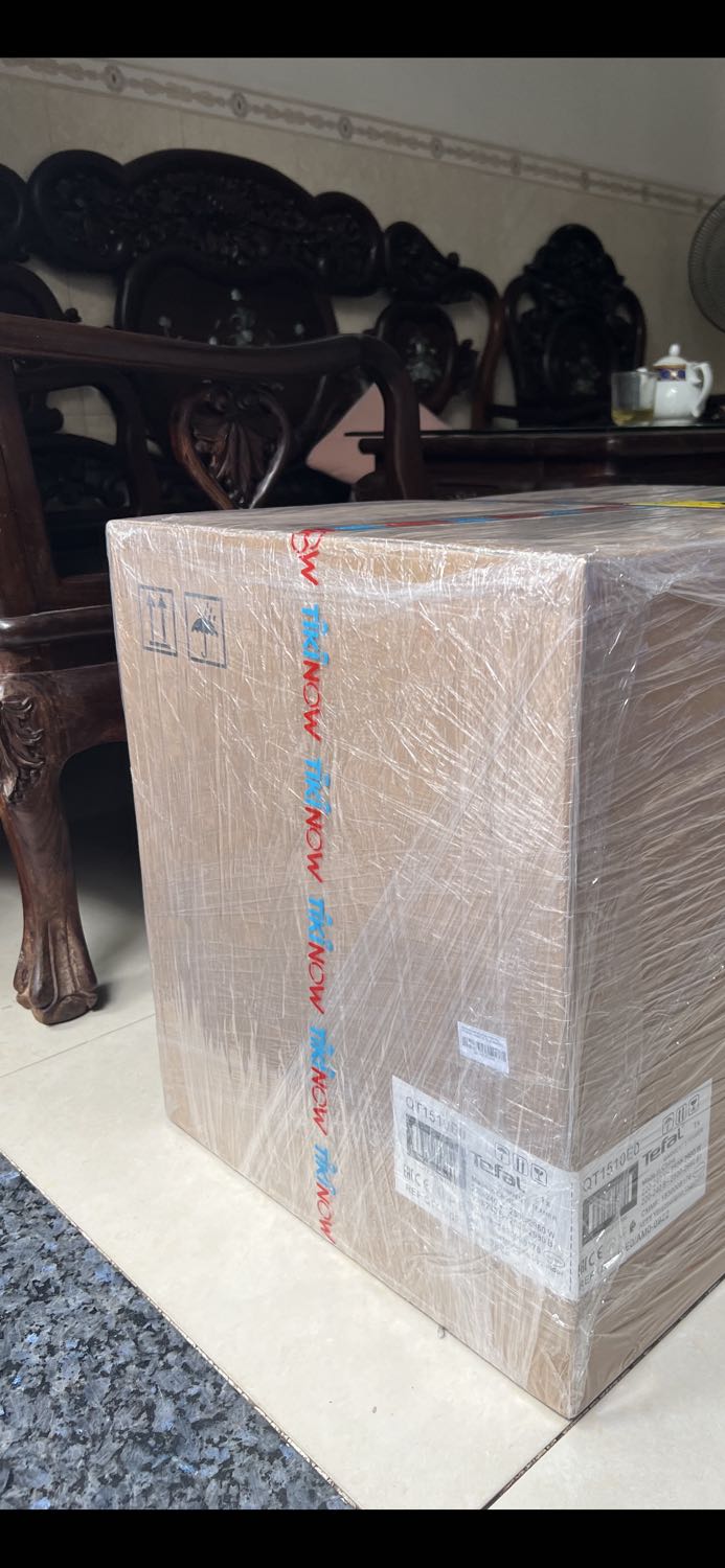 Giao hàng nhanh, đóng gói chắc chắn.
Ưu điểm: hơi nước phun cực mạnh, ủi trên vải dày như quần jean hay áo voan đều thẳng. Co thể thay đổi cầu ủi kinh động, có bánh xe đẩy và co thể tách rời bàn ủi mà ko cần đem cồng kềnh .
Nhược điểm: chưa có găng tay, thi thoảng lúc ủi  phần tay cầm vẫn bị nóng. Bình nước gắn liền với đầu ủi nên mỗi lần đi đổ nước thừa thì bất tiện. Mỗi lần ủi đồ thì máy kêu tiếng rất ồn và có mùi như khét