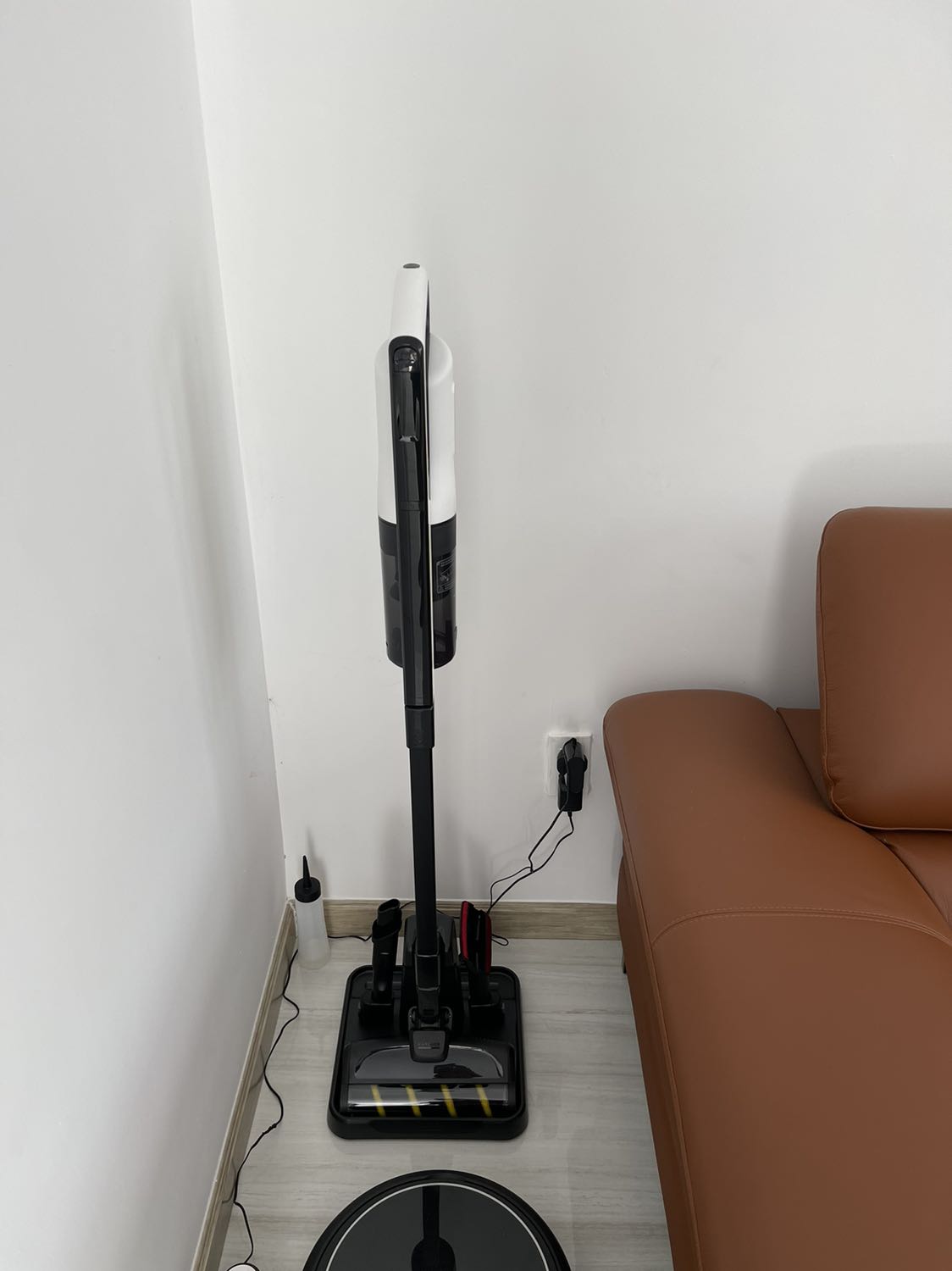 Hình thức đẹp, lắp đặt dễ dàng, phụ kiện đầy đủ, đóng gói cẩn thận, đang sạc chưa sd nên chưa đánh giá chất lượng.