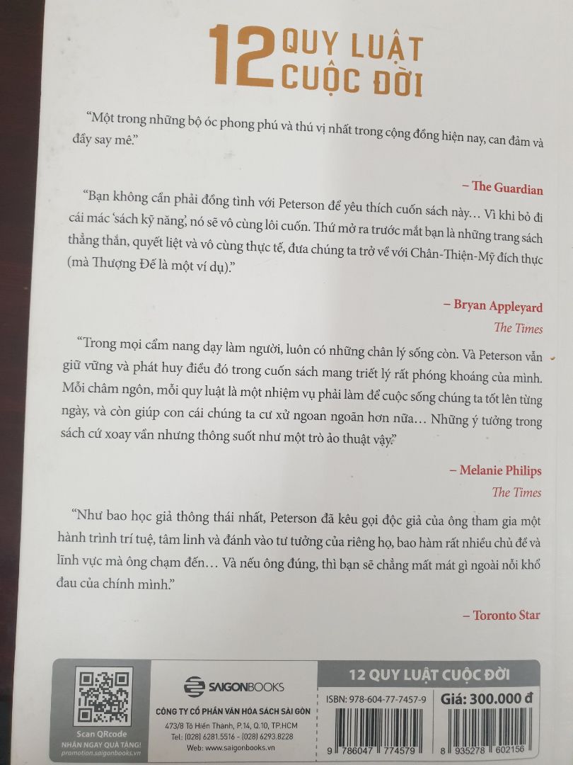 12 quy luật cuộc đời, tuy không mang tính bao chùm đại diện cho nhóm những quy luật quan trọng nhất cuộc sống nhưng cũng khá ý nghĩa khi người đọc nghiền ngẫm và thực hiện tốt nó. Tác giả có kiến thức sâu rộng về các vấn đề xã hội, nhìn nhận, phân tích nó dưới góc nhìn tư duy triết học sâu sắc, trong đó cũng trích dẫn, bàn luận thêm những nguyên lý nổi tiếng khác. 12 Quy luật dạy cho người ta sống ngay thẳng, trách nhiệm, tôn trọng bản thân, giáo dục con cái. Sách trình bày hình thức đẹp, khổ rộng, hơi dày chút, người đọc cần kiên trì mới đọc hết một mạch cuốn sách trong vòng 1 tuần được.