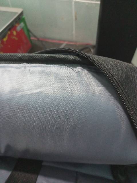 Balo khi mở hàng có mùi hôi và rất nồng
Có rất nhiều chỗ chỉ bị đứt