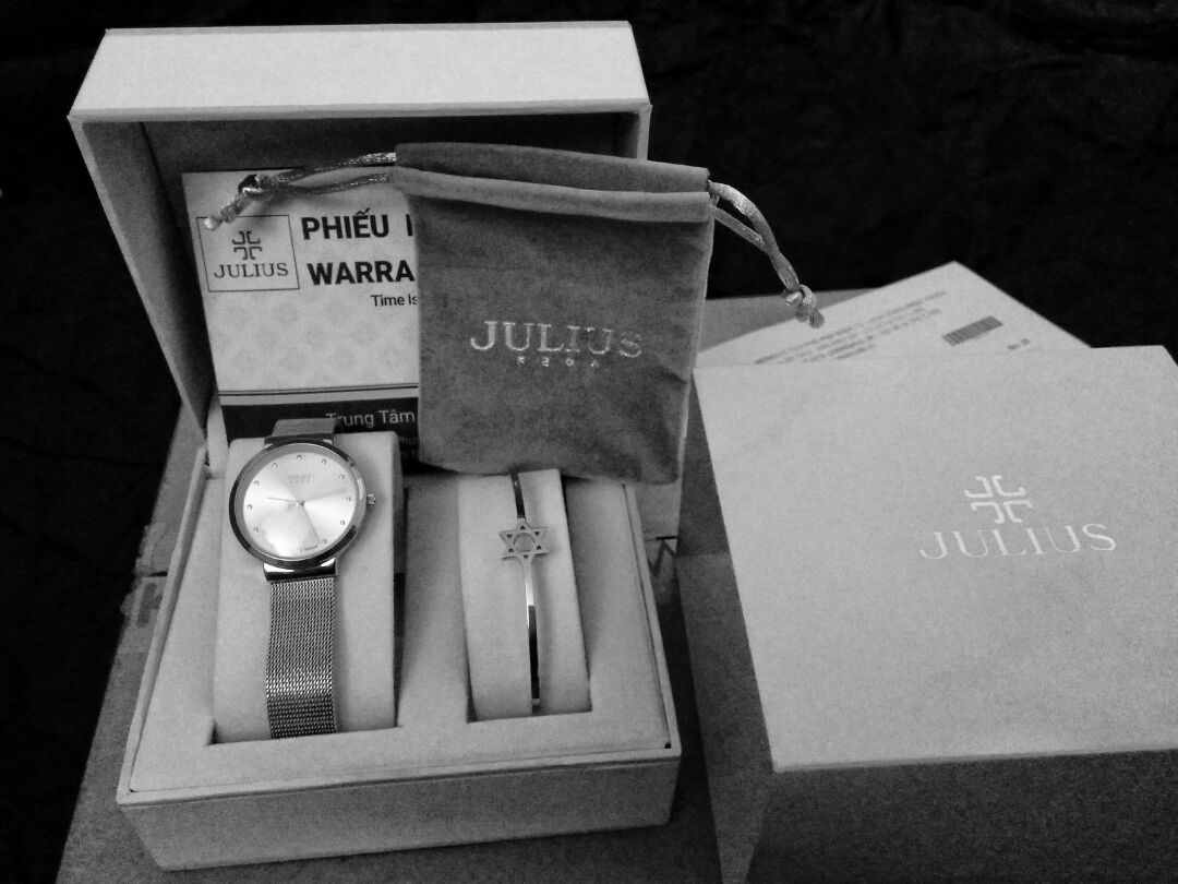 Nhận hàng xong thích cực kỳ, sản phẩm đẹp như trong hình luôn. Và đặc biệt là tiki đóng gói rất cẩn thẩn còn gắn mác là "Hàng dễ vỡ" nữa chứ. Các bạn nên sở hữu một cái khi có  lương nhé. Nói chung là rất đáng tiền ??❤