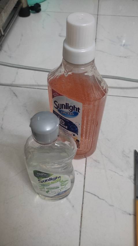 Tiki Now giao hàng nhanh, hàng đóng gói cẩn thận. Quà tặng kèm khuyến mãi nhìn có vẻ giống hàng mẫu, hàng trưng bày vì đã bị sử dụng khoảng 2/4 của chai.