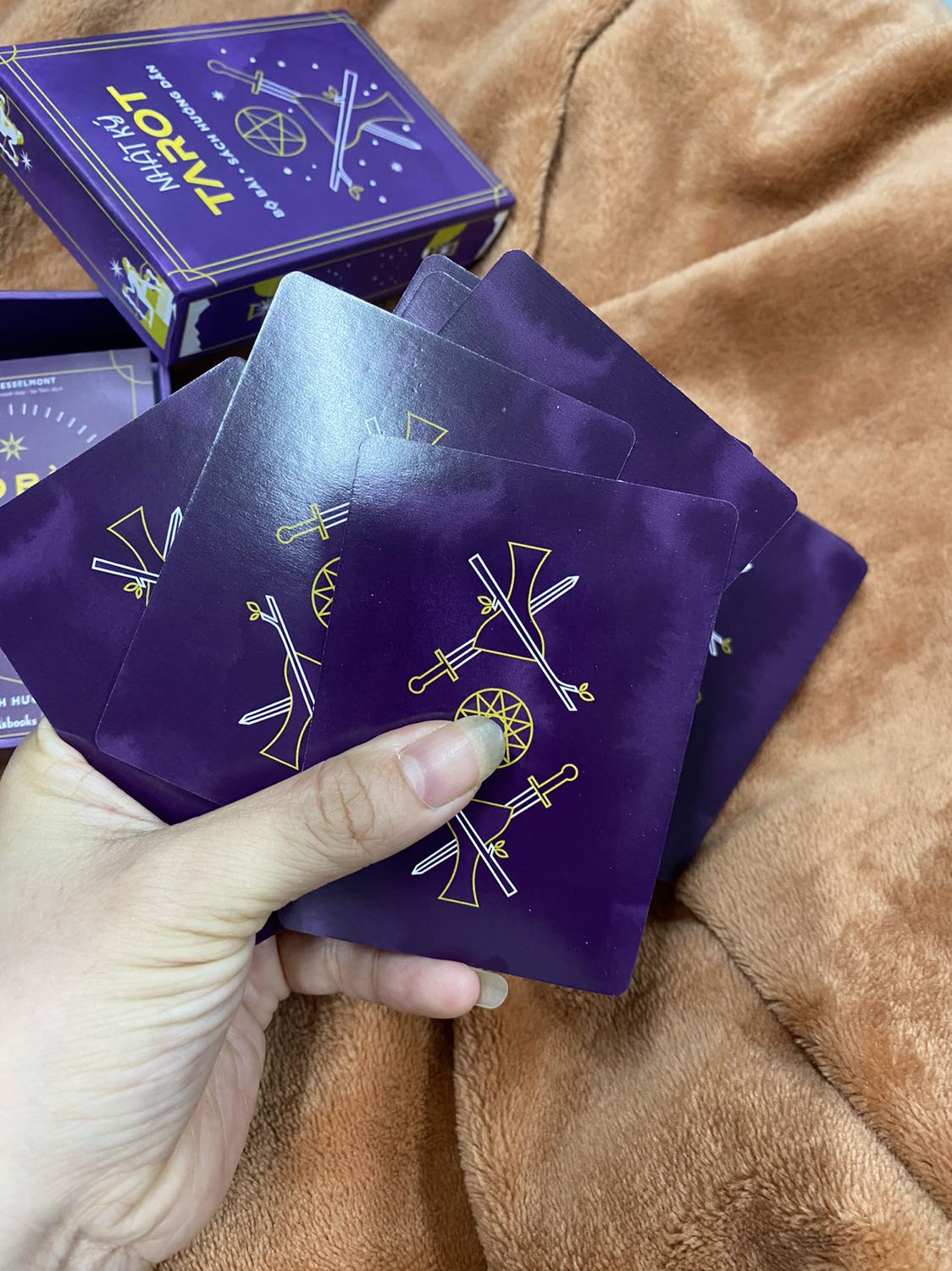 Đây là lần thứ 2 mình mua bộ bài này bản Việt vì nghe nói đây là phiên bản mới, đã sửa lại hết các lỗi của phiên bản trước. Và quả nhiên không thất vọng. Bài nhẹ hơn, độ dày vừa phải, bóng mờ in rất đều màu. Cắt viền không bị lệch như bản cũ nữa. Các lỗi sai STT và chính tả đã không còn. Tiki giao hàng thần tốc luôn. Một bộ bài real giá rẻ và quá chất lượng rồi. 👍👍👍 ưng cái bụng.