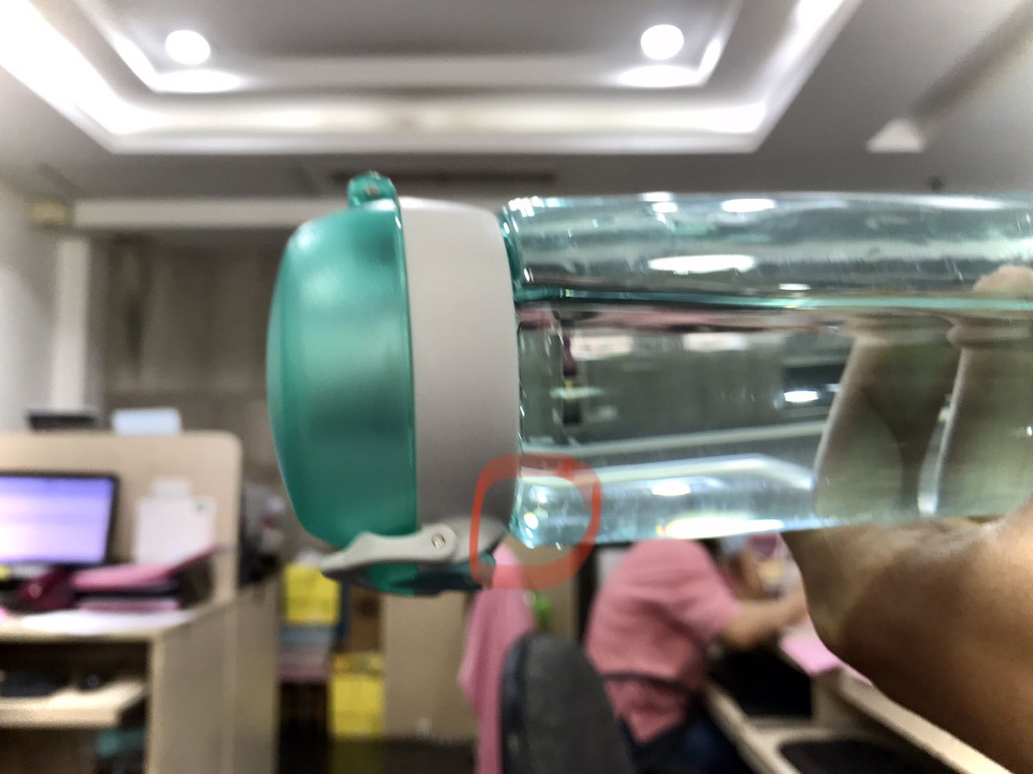 Bình nước cua minh bị rỉ nước ra ngoài khi dốc ngược xuống, hay khi mở ra uống nước, làm nước vương *** tùm lum. Có bạn nào bị tình trạng như mình ko nhỉ. Thật thất vọng.