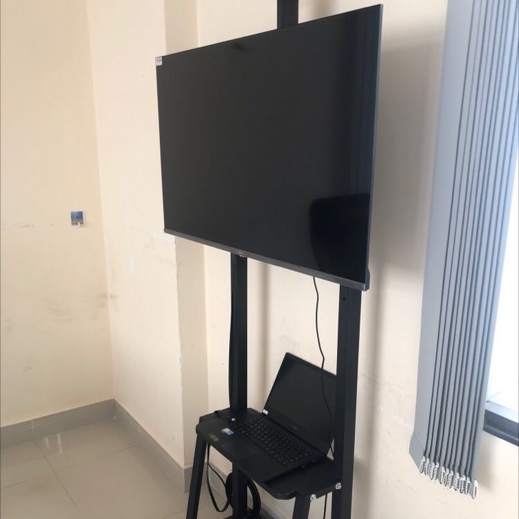 Giá treo ti vi khá chắc chắn. Linh động , phù hợp cho treo tivi ở văn phòng nhỏ hoặc ở nhà có nhu cầu di chuyển tinvi nhiều