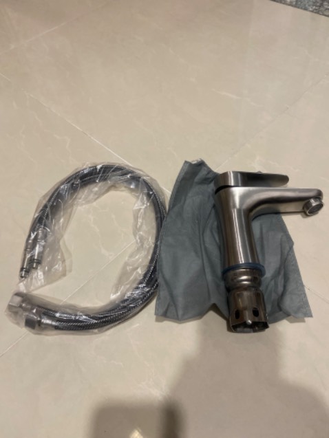 Đặt mua vòi nước một đường cấp nước, bên bán giao vòi có 2 đường cấp nước nóng- lạnh. Nàm sao nắp đây?