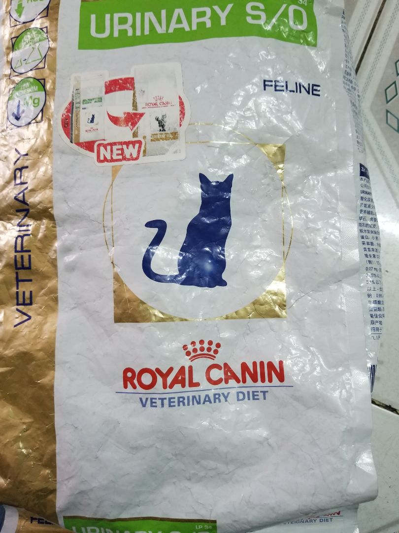 tình trạng bao bì sản phẩm vô cùng tồi tệ, nhàu nát, nhãn mác nhòe không đọc được chữ. Mình có chụp rất nhiều hình và quay clip làm bằng chứng, nếu tiki cần vui lòng liên hệ mình, mình sẵn sàng gửi, mình cũng có thể gửi trực tiếp sản phẩm lại để tiki xem chất lượng hàng hóa như thế nào. Đừng nói vỏ ngoài không ảnh hưởng chất lượng bên trong. Vỏ ngoài tệ như vậy (mọi người cứ xem hình) thì chả ai thèm mua đâu! Vì lúc giao tới không có mình, người nhà nhận giúp. Chứ nếu mình ở đó thì đã trả hàng về lại cho shipper ngay lập tức. Trước khi giao hàng đi bên tiki có kiểm tra sản phẩm không? Chứ sản phẩm xuống cấp trầm trọng như vậy vẫn giao đi được, làm ăn vậy là sao?