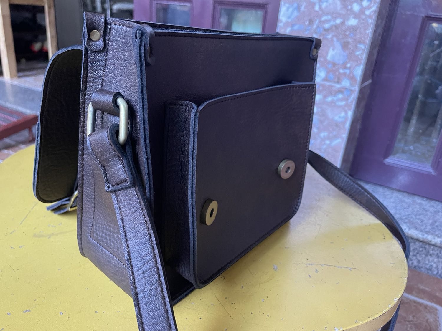 Da mềm, không có mùi hôi. Tuy nhiên dây túi xách quá ngắn, không giống với quảng cáo.