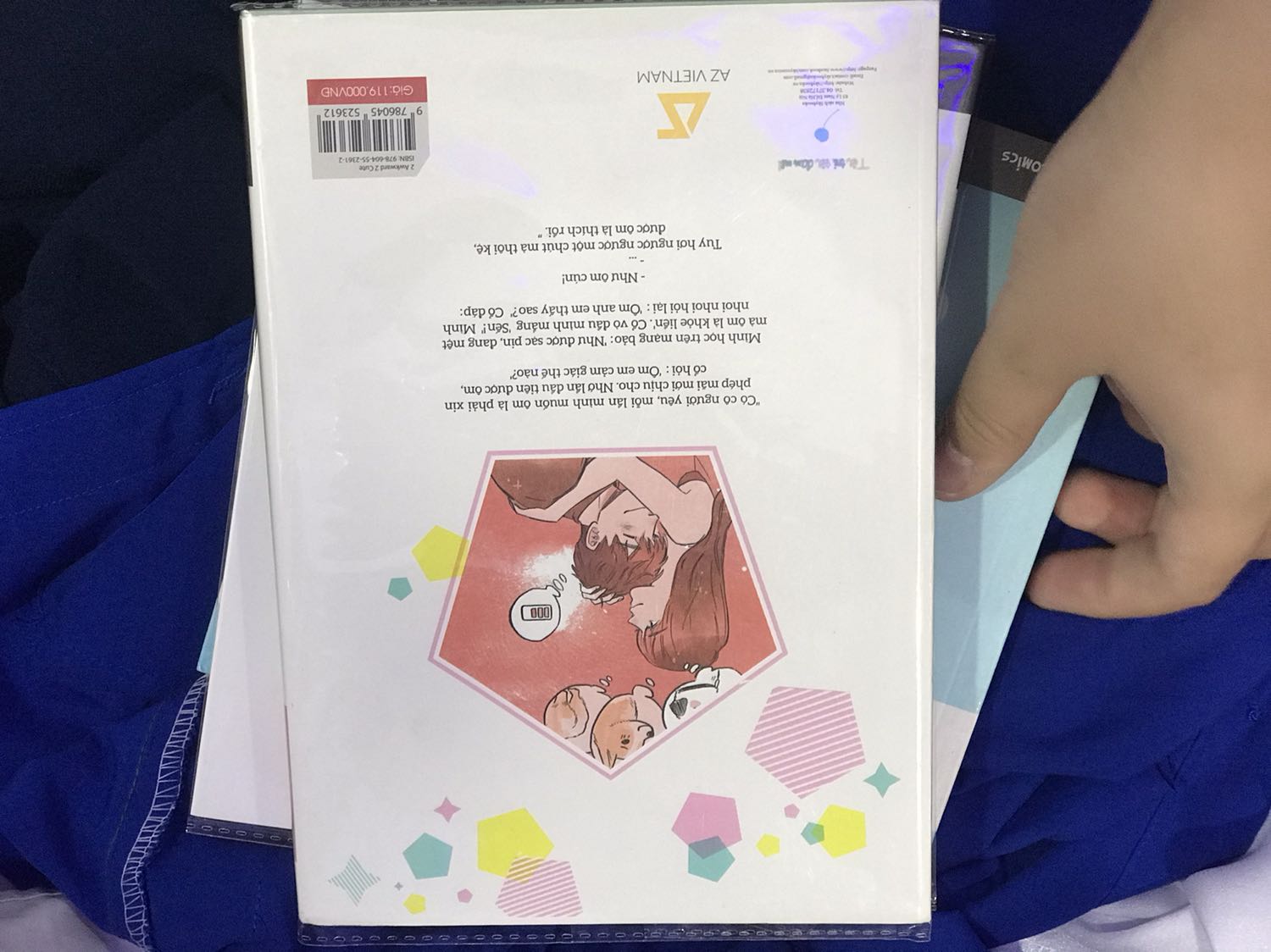 Truyện rất cute và dễ thương ạ. Tập 2 rất dày và chắc chắn, cứng hơn tập 1 và 3 nhiều ạ. Giao hàng khá trễ mà thôi kệ vậy. Nói chung mọi người nên mua nhoa ạ Truyện rất cute và dễ thương ạ. Tập 2 rất dày và chắc chắn, cứng hơn tập 1 và 3 nhiều ạ. Giao hàng khá trễ mà thôi kệ vậy. Nói chung mọi người nên mua nhoa ạ