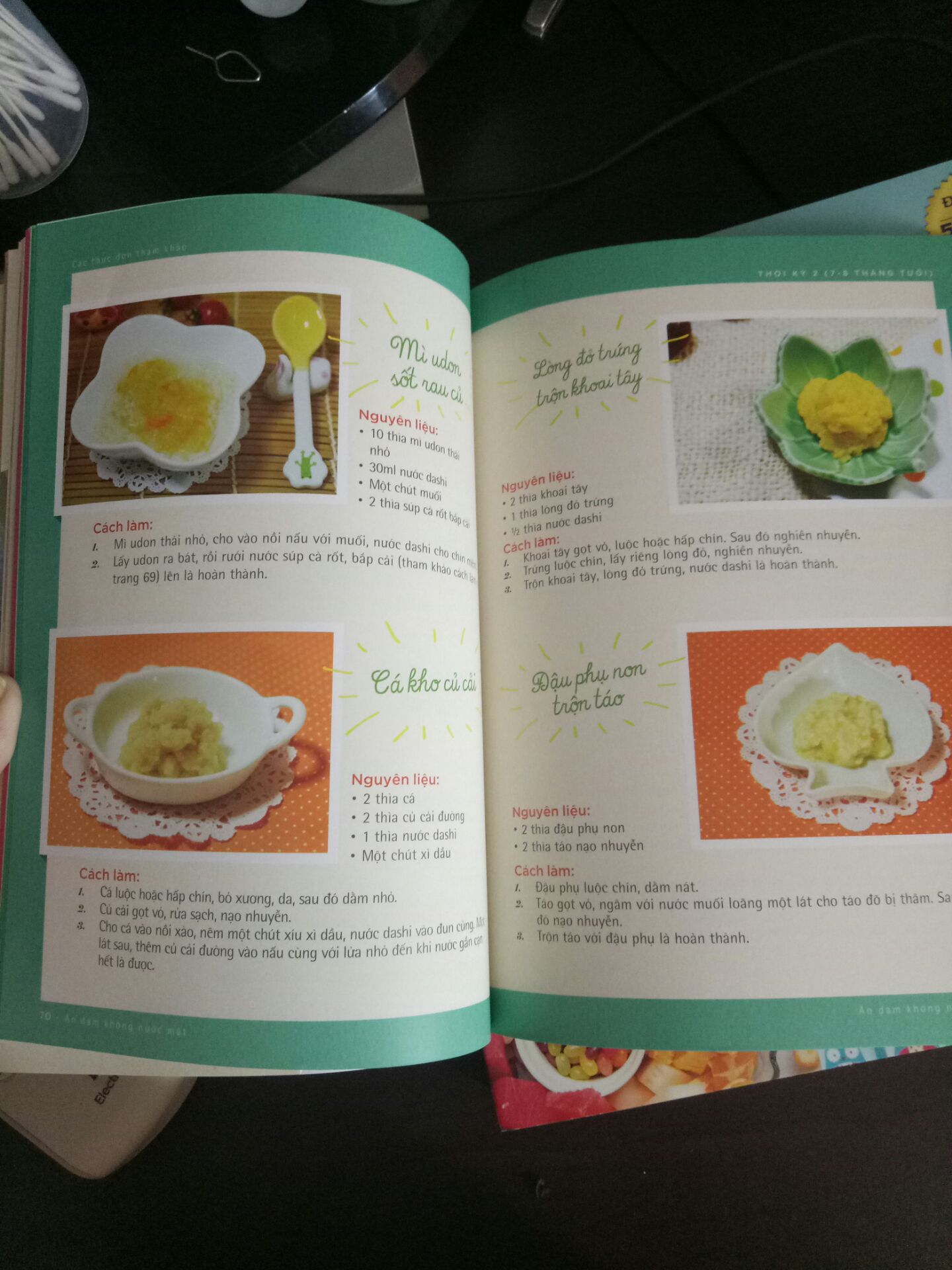 Cung cấp nhiều kiến thức phù hợp cho mình khi lần đầu làm mẹ, giúp mình đỡ bỡ ngỡ. Tuy nhiên có vài trang giấy bị dính mực. Nhưng chấp nhận đc vì phù hợp với giá tiền. Còn lại thì sách rất đẹp, màu sắc, hình ảnh rõ ràng, đẹp. Lúc đầu hơi lăn tăn vì đọc nhiều cmt về lỗi sách bị bong chỉ, từng trang sách bị rớt, may sao mình mua 2 cuốn nhưng k bị gì!