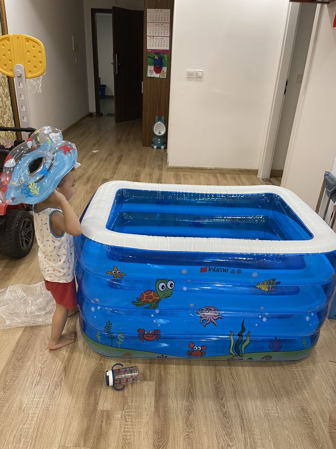 Kích thước nhỏ hơn quảng cáo mỗi chiều 5-10cm mỗi chiều nhưng rất vừa chỗ nhà mình (like)
Điểm trừ là dưới đáy bơm mãi k đc căng cho lắm
Tuy nhiên vẫn hài lòng vì bể bơi đẹp, giao hàng nhanh!!!