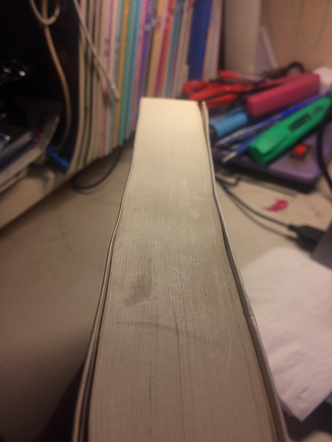 Đặt mua cả hai cuốn tập 1 và 2 thì cả hai cuốn nhìn như cuốn truyện cũ được mua lại từ chợ sách cũ vậy, xước, bẩn, đầy vết tay bẩn bám vào. Trong không giống được mua từ Tiki tý nào cả, mình thực sự thất vọng, buồn khi đã đặt niềm tin và tin tưởng Tiki nhiều đến thế. Có cảm giác như mình bị *** vậy