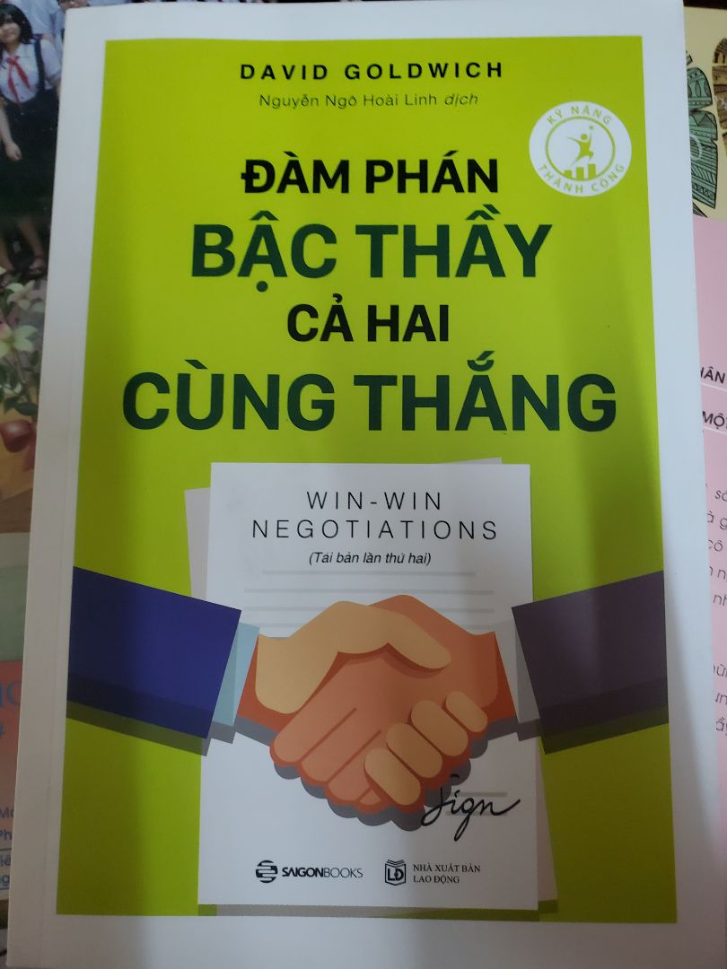 thích cực kì luôn! sách được ship đúng thời hạn và mới toanh! đọc qua nội dung thì thấy có thể áp dụng vào cuộc sống hằng ngày được. Rất có ích không chỉ cho bạn nào học kinh doanh, mà tất cả các bạn học ngành khác có thể tham khảo để áp dụng vào cuộc sống thường ngày. Đọc xong phải cho 5 sao liền vì sách rất okela