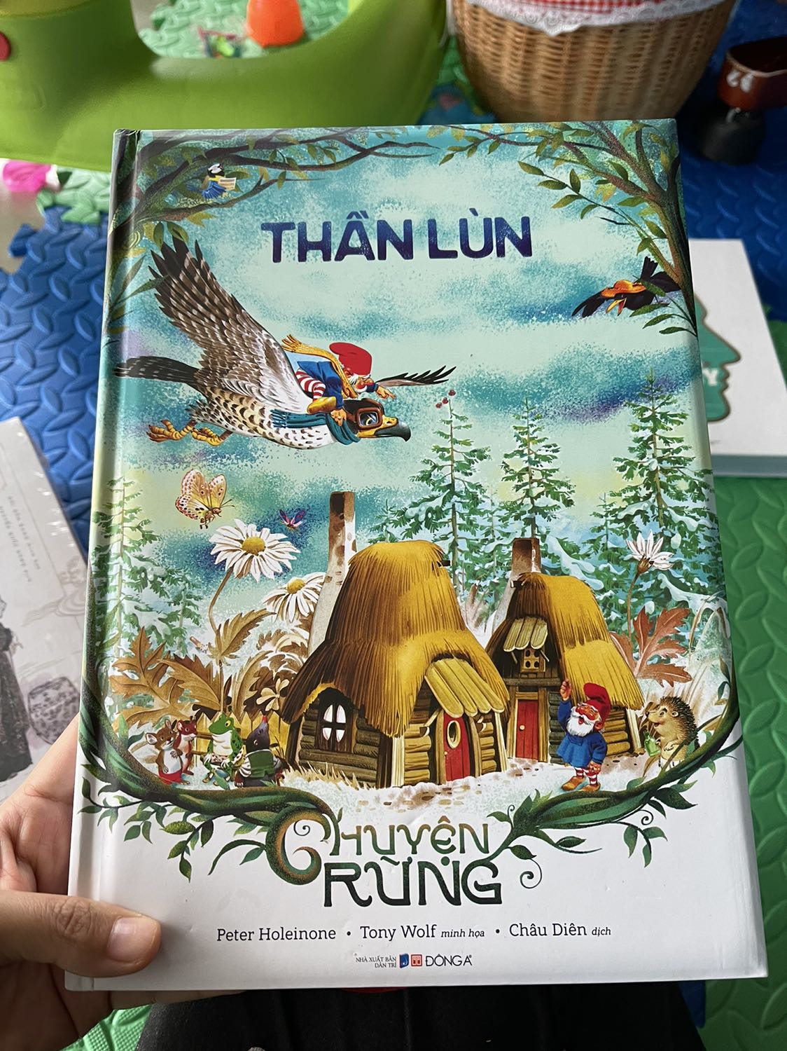 Nhận sách xong cảm thấy quá tuyệt luôn. Từ bìa sách tới nội dung. Nhận sách xong cảm thấy hài lòng, sách còn nguyên seal, không bị cong vênh hay gẫy góc. Xứng đáng 10 điểm. Mình sẽ mua lại sách của nhà sách Đông A vào ngày gần nhất.