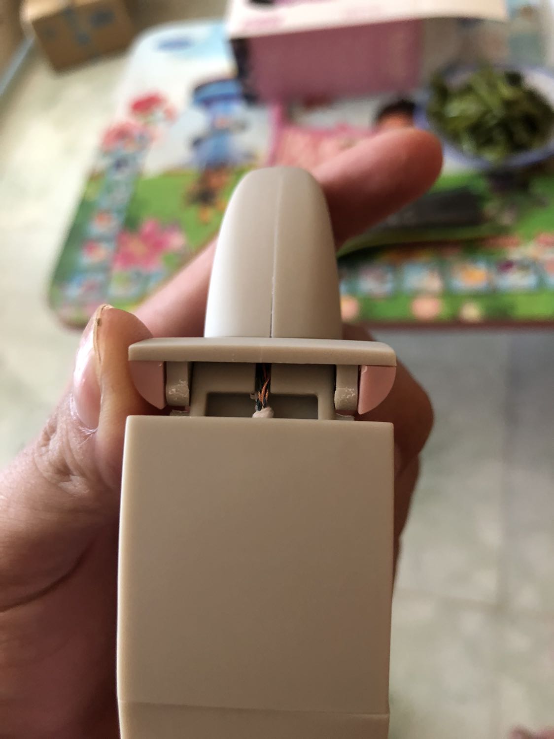 Nhận hàng mới nguyên seal giao nhanh nhưng dây vải bọc dây điện bị hỡ