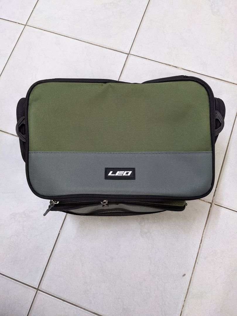 giao từ nước ngoài nên phải chờ, túi đẹp như trong hình, chắc chắn, rất đẹp, nhiều ngăn đựng thích hợp đựng dụng cụ câu cá, máy ảnh , máy quay phim nhỏ