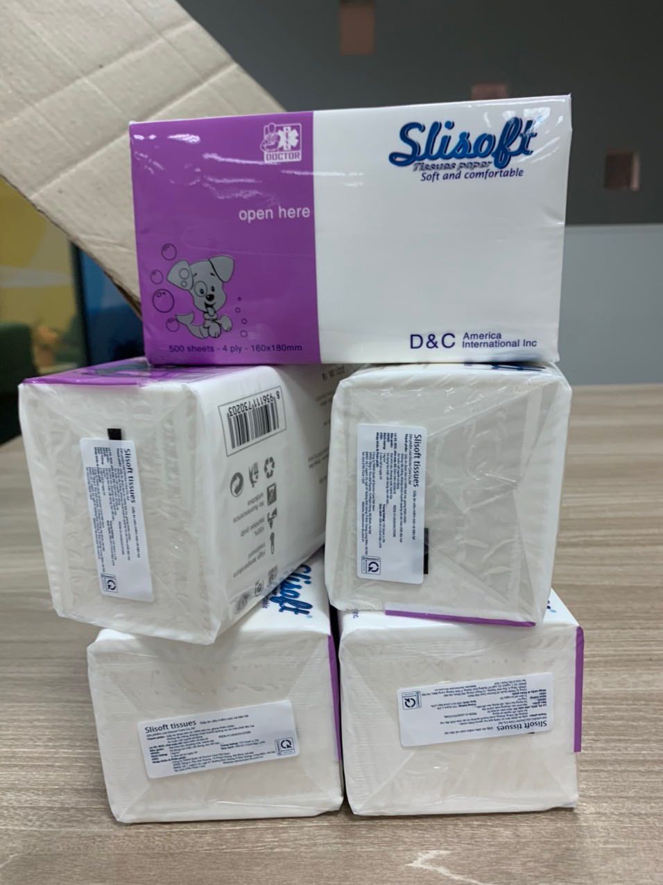 khăn giấy dày do có 4 lớp trong 1 tờ. Giấy không bị bở ra khi lau, rất là ok. Giấy sịn hơn rất nhiều so với loại giấy gấu trúc, có tem mác nhập khẩu đàng hoàng