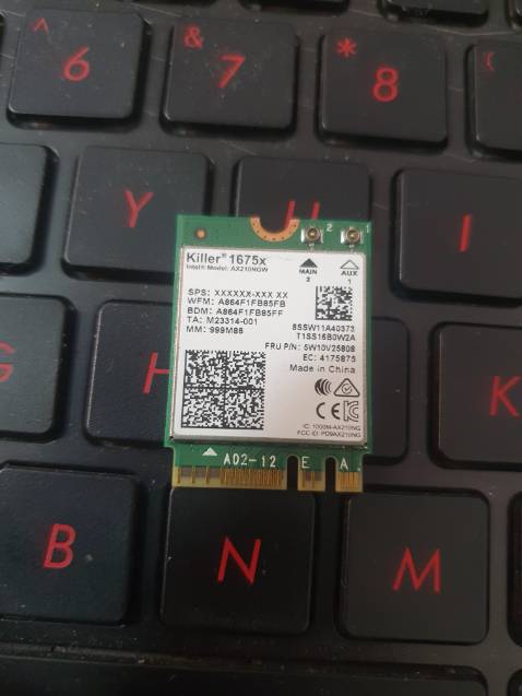 Hàng ngon bổ rẻ nên có để nâng cấp laptop/PC,
anten nhìn hầm hố ra vẻ gaming lắm
Có kèm tản nhiệt để tránh nóng nhưng thật ra card wifi M.2 nó không có nóng nhiều lắm.
Keo dán vào tản nhiệt nó dính hơi cứng, xoay mạnh để tháo cứ sợ gãy card.
Tản dán lại vào card cũ phát ăn luôn, chưa có thời gian tháo máy bàn ra cắm vào *** cái adapter PCIe.
Cắm vào laptop phát nhận luôn trên Windows vì driver luôn mới nhất rồi. Không cần cài thêm app Killer đâu vì nó cùi mía lắm. cứ Driver chuẩn từ Intel mà tán.
Ai dùng Macbook thì chịu khó đợi có ai đó mod firmware vì chưa có firmware cho Killer AX1675 hay Intel AX210.
Ai dùng Linux thì đảm bảo Kernel là 5.11+, cài đặt lại firmware từ Intel rồi cho load lại kernel + firmware lúc boot. Đơn giản nhất là tối thiểu Ubuntu 21.04 mới dùng được ngay mà không cần phải cài thêm làm gì thêm.