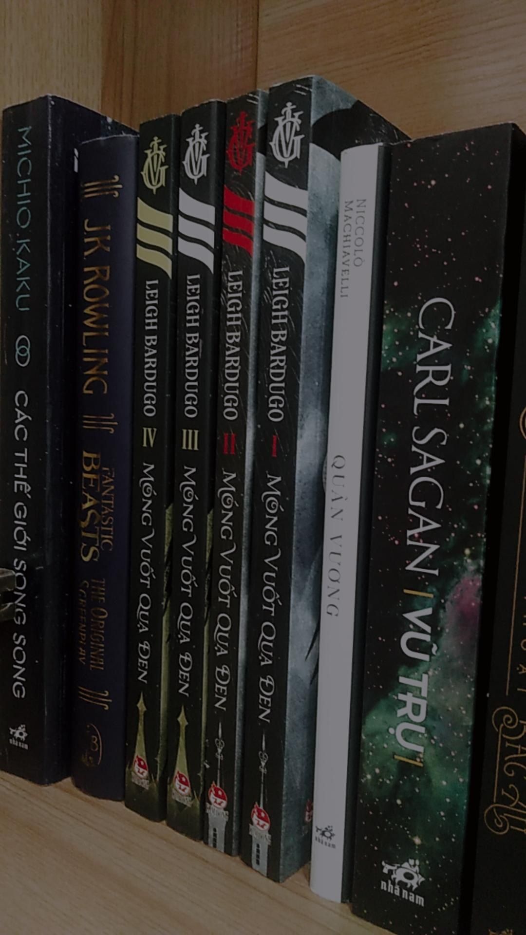 Giao hàng đầy đủ, đúng hẹn. Sách chất lượng, không bị sờn hay xước xát gì. Mỗi quyển còn được tặng kèm bookmark nữa.