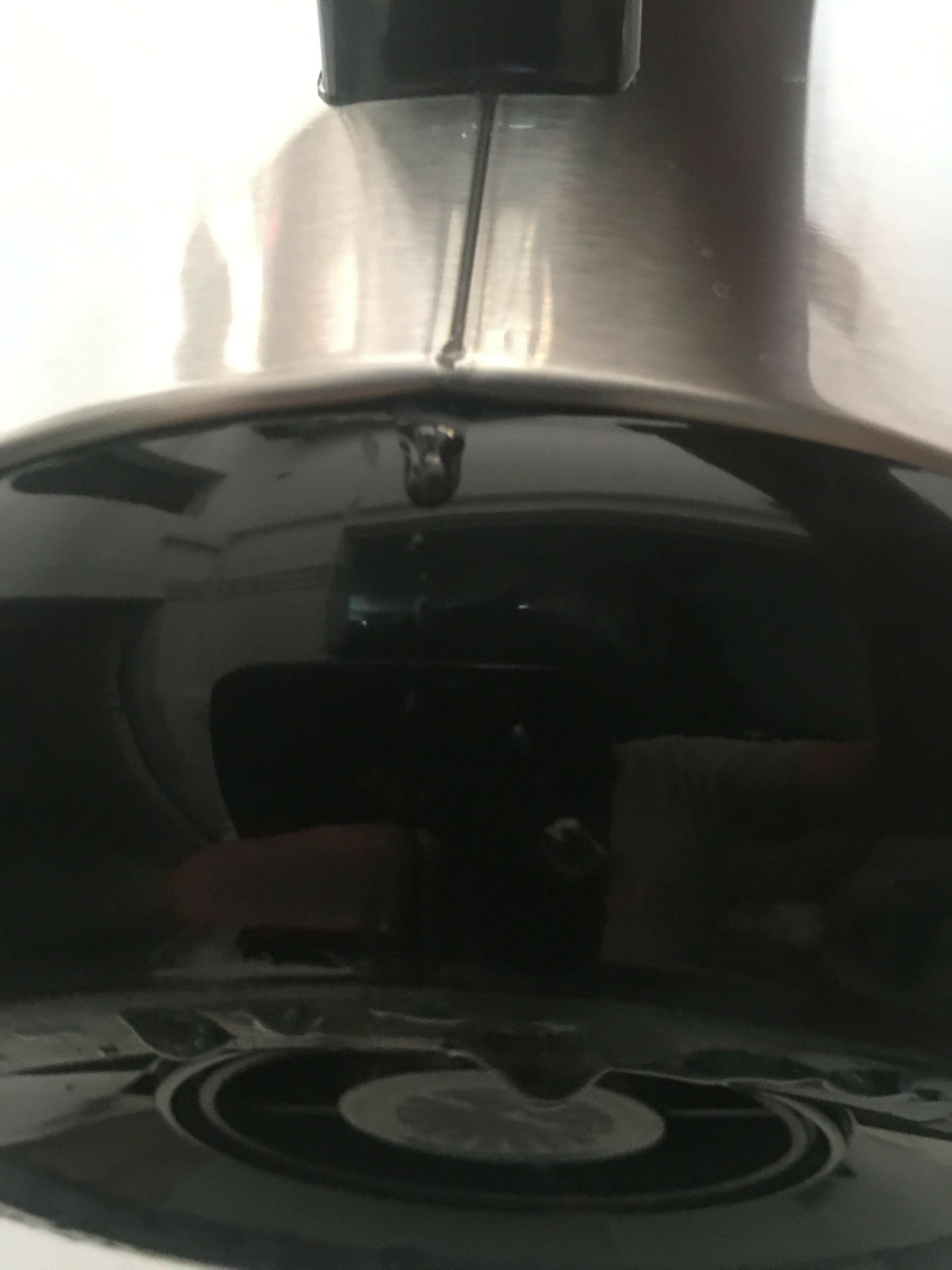 bình của mình vừa mua về cầm hơi nghiêng mà sao nước nó cứ chảy ra ở dưới *** nhìn cái chỗ bo thì thấy ko khít.