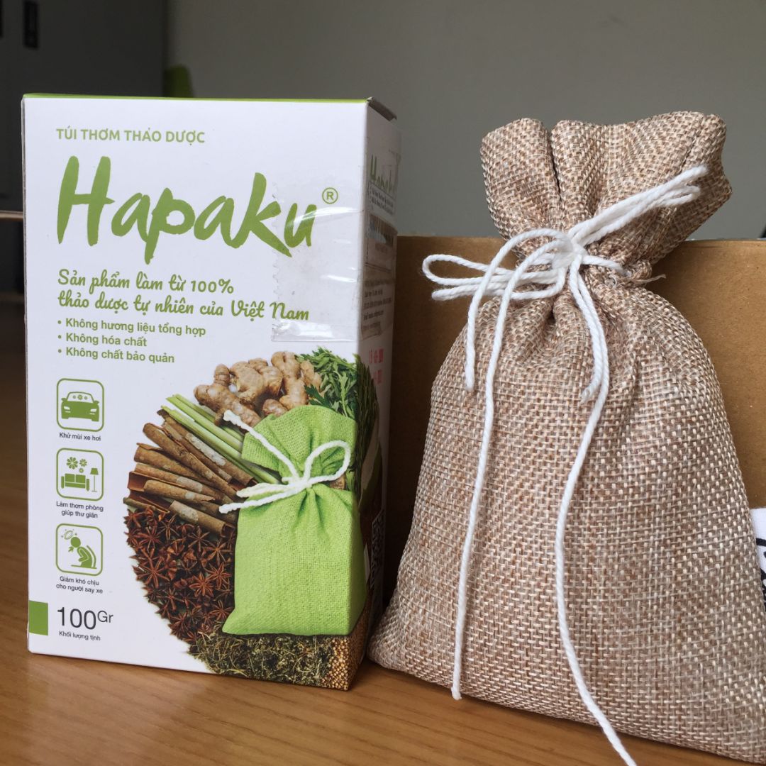 Mùi thảo dược thơm dễ chịu, đỡ đau đầu, không nên dùng túi thơm công nghiệp, dễ ung thư, tốt nhất cứ chọn sp tự nhiên mà dùng, giá cũng rẻ	Sản phẩm rất đẹp, mùi thảo mộc thơm. Dùng rất thư giãn luôn.