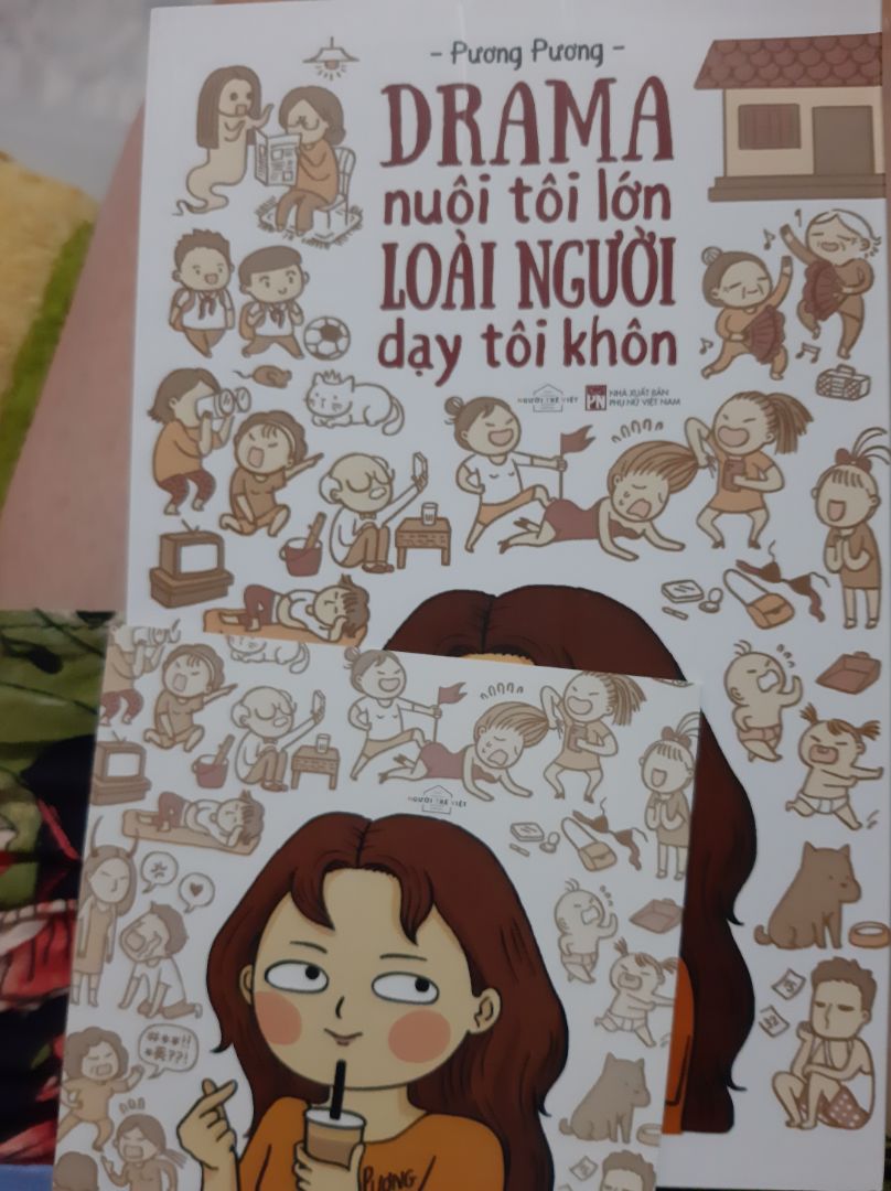 Giọng văn cute xỉu, kiểu như nói về những chặng đường trong đời Pương z và điểu làm mình khá là bất ngờ tại mình có nhiều điểm chung với chị Pương như thế ( thật sự rất nhiều luôn á )
Nhiewuf lức đang  tâm trạng luôn ra đọc là đúng kiểu đọccười kk, cười khùng cười điên, cười xỉu lên xỉu xuống, cười nhảy cẩng cẩng, cười như ma đuổi, cười khàn giọng mất tiếng, cười lăn từ giường xuống bàn học, giở ra soạn 5 bài văn, làm 3 bài toán, 2 bài hóa. Giọng văn cute xỉu, kiểu như nói về những chặng đường trong đời Pương z và điểu làm mình khá là bất ngờ tại mình có nhiều điểm chung với chị Pương như thế ( thật sự rất nhiều luôn á )
Nhiewuf lức đang  tâm trạng luôn ra đọc là đúng kiểu đọccười kk, cười khùng cười điên, cười xỉu lên xỉu xuống, cười nhảy cẩng cẩng, cười như ma đuổi, cười khàn giọng mất tiếng, cười lăn từ giường xuống bàn học, giở ra soạn 5 bài văn, làm 3 bài toán, 2 bài hóa.