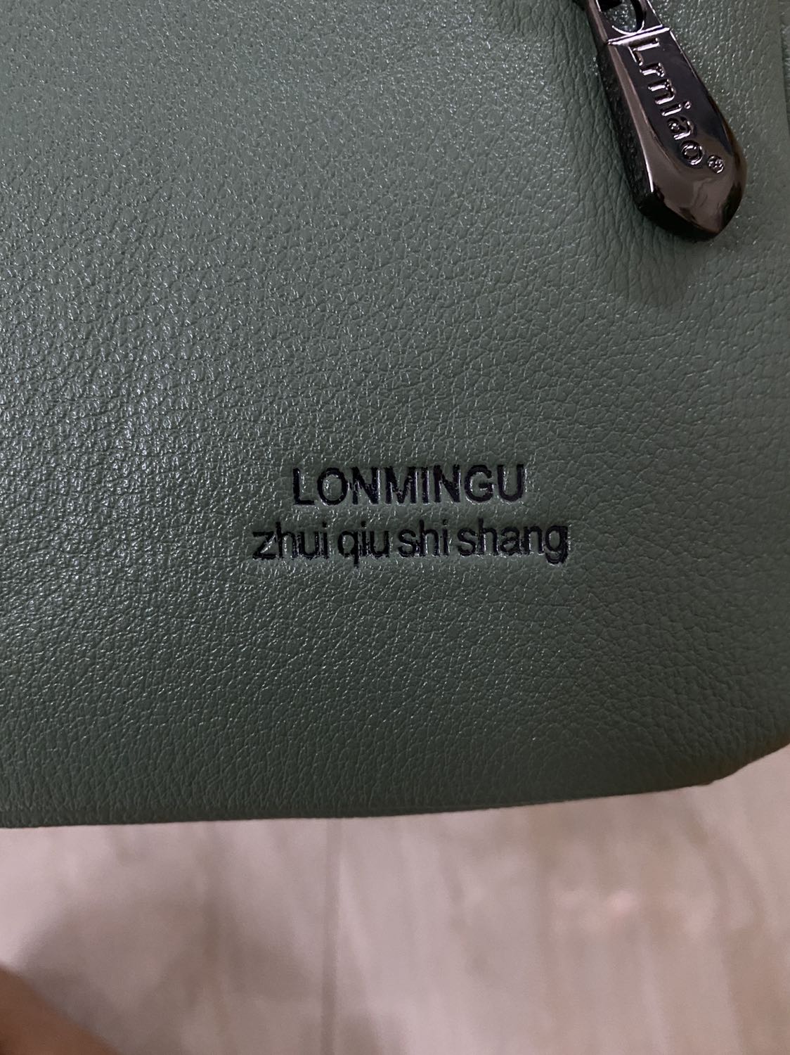 Nếu túi này giá dưới 200k vnd thì chất lượng và mẫu mã tương đồng giá tiền nhưng với giá hiện tại và cộng thêm nhận được mẫu túi bị lỗi rách viền,  chạm nhẹ tay là rách thêm ra, ngoài ra chất lượng chữ in rất tệ lun. Giá gần 500k và mẫu túi này thì không nên mua nhé