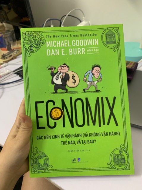 Sách về kinh tế nhưng sử dụng các nhức truyện tranh làm giúp người đọc dễ theo dõi và thú vị hơn. Tiki giao hàng nhanh như chớp, tuy nhiên cuốn này không có bookcare hay bao bọc, vẫn hên là sách không bị gãy rách gì 🙏🏻