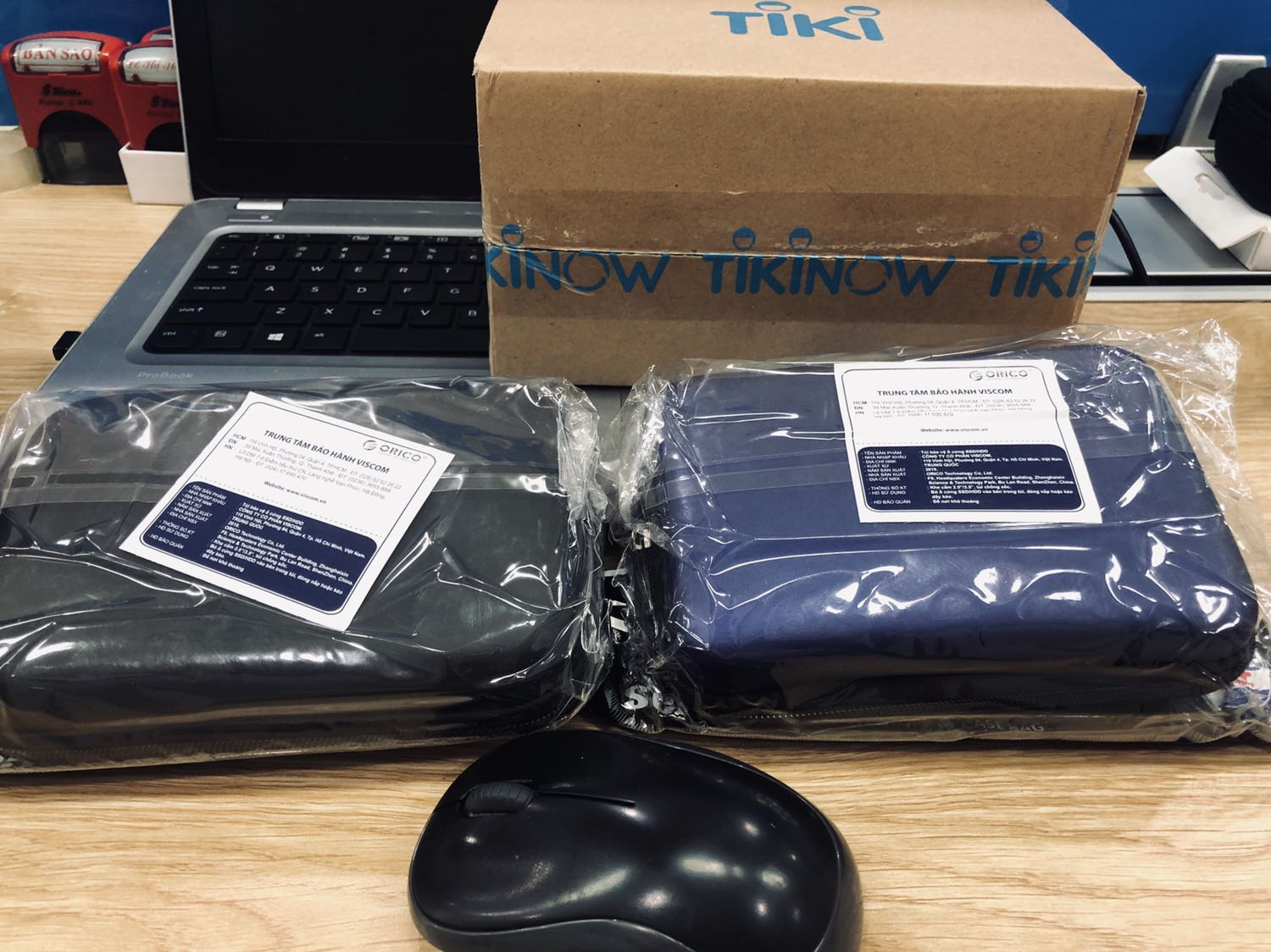 Sản phẩm chỉ ở mức độ khá, ở phần dây kéo có hiện tượng bị nhúm lại, không cứng và không giữ được độ cứng theo chiều thẳng đứng. Nhận hàng còn nguyên seal nhưng đặt 2 cái màu đen lại giao 1 màu đen và 1 màu xanh tím (như hình). Kiểm tra thì biết shop chỉ còn 1 cái màu đen nên giao cho mình 1 màu đen và 1 màu xanh tím (vì mình vào thử đặt tiếp 1 cái màu đen thì shop báo đã hết màu đen). Tiki giao hàng nhanh hơn dự kiến và lần đầu tiên thấy có bọc tấm bong bóng giảm sock. Tóm lại, chỉ tạm ổn trong tầm giá và cũng không đòi hỏi cao hơn được!