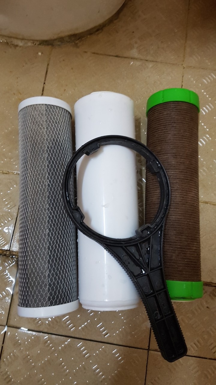 Tiki giao hàng quá nhanh: vừa đặt hàng tầm 11h, gần 12h đã nhận dc hàng.
Vẫn tin dùng Yamato, do bận quá nên chưa thay lõi lọc số 1 như khuyến cáo là 3-6 tháng. Nên hình như sau đúng 1 năm sử dụng, cặn không còn giữ nổi trong lõi lọc nên thời gian gần đây nước hay bị dơ nhiều. Nước mình đang xài là nước máy thủy cục ở sài gòn.
Đơn sau sẽ mua lọc số 1 thay mỗi 3-6 tháng.
Nhớ giữ lại cái tay khóa để mở các cột lọc khi mua bộ lọc 10"