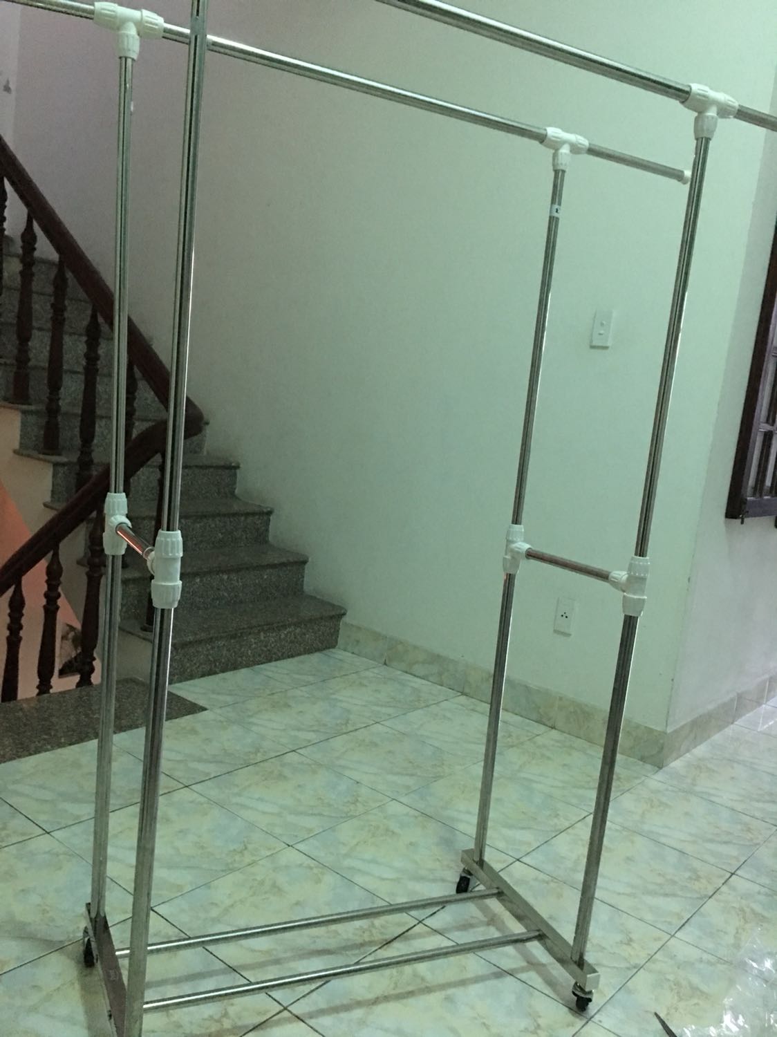 Giàn phơi sau khi lắp đặt rất ưng ý, cao và vững chắc, có bánh xe di chuyển thuận tiện, phơi được nhiều đồ. Để trong nhà hay ngoài sân đều tốt. Khi lắp ráp hơi cực 1 chút, phải mất đến 30’ mình mới lắp xong, chắc do phụ nữ tay yếu nên phải dùng sức nhiều,(vặn mấy cải ốc vít ở thanh số 6 hơi cực).
Mình rất thích sản phẩm này!