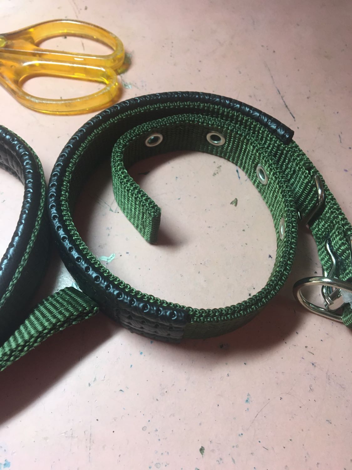 Giao hàng sớm hơn dự kiến, vòng cổ mình chọn là size S cho hai bé *** 8kg có cổ là 28-29 cm. Mình lấy màu xanh rêu, hôm nay khui ra đeo thử thì quá ưng ý luôn, có nhiều lỗ đục để thay đổi kích thước khi *** lớn lên nên không sợ bị siết cổ. Nói chung là ưng lắm !